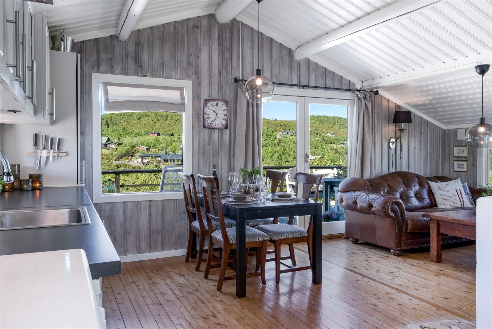 Rausta, lysmalt himling med synlige åser og store vindusflater som slipper inn godt med naturlig lys, gir en god og luftig romfølelse. Galleribilde
