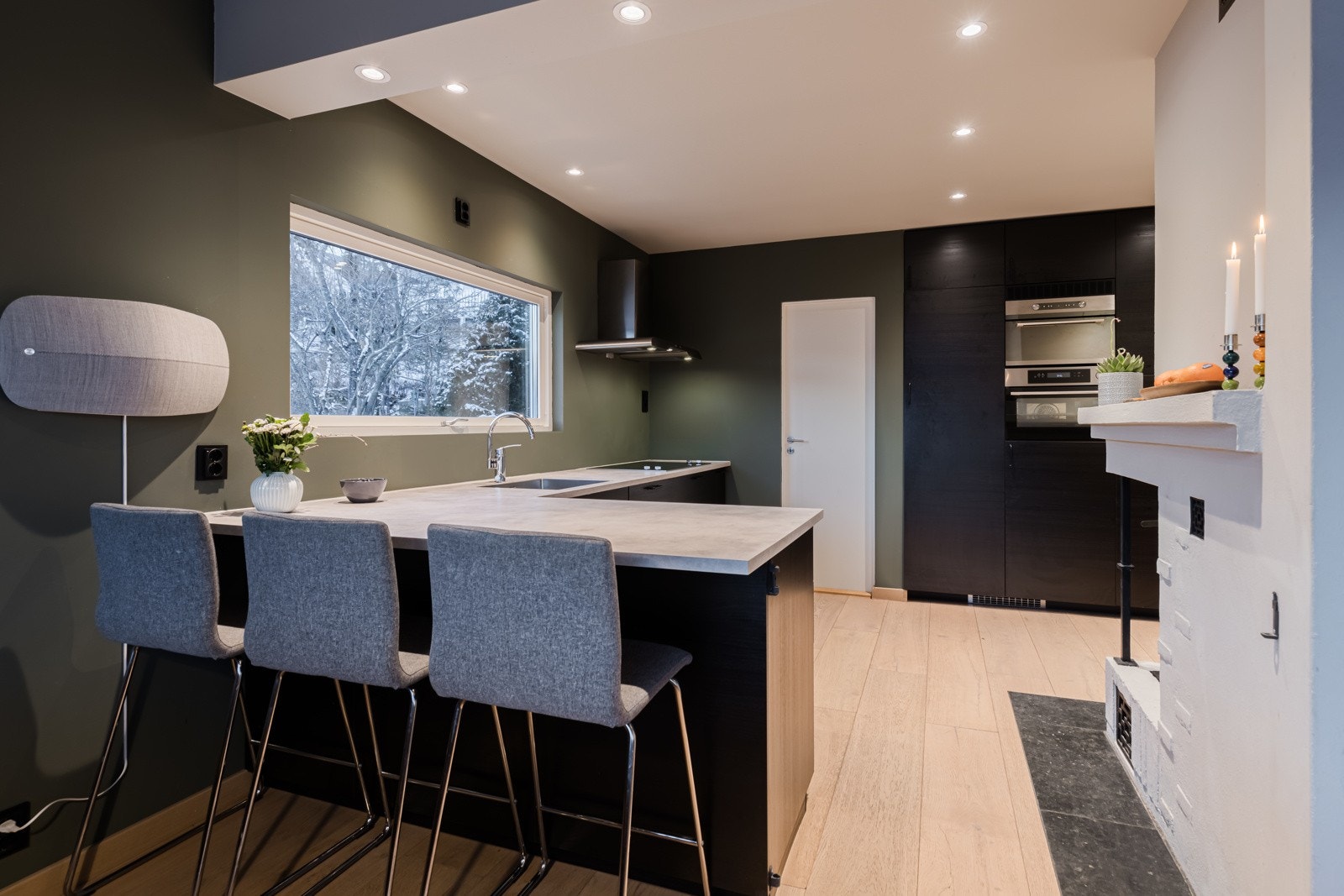 Mellom stuen og kjøkkenet er det en smart barløsning med rom for flere sitteplasser, perfekt til måltider og gode samtaler, men også for lekselesing mens middagen tilberedes. Galleribilde