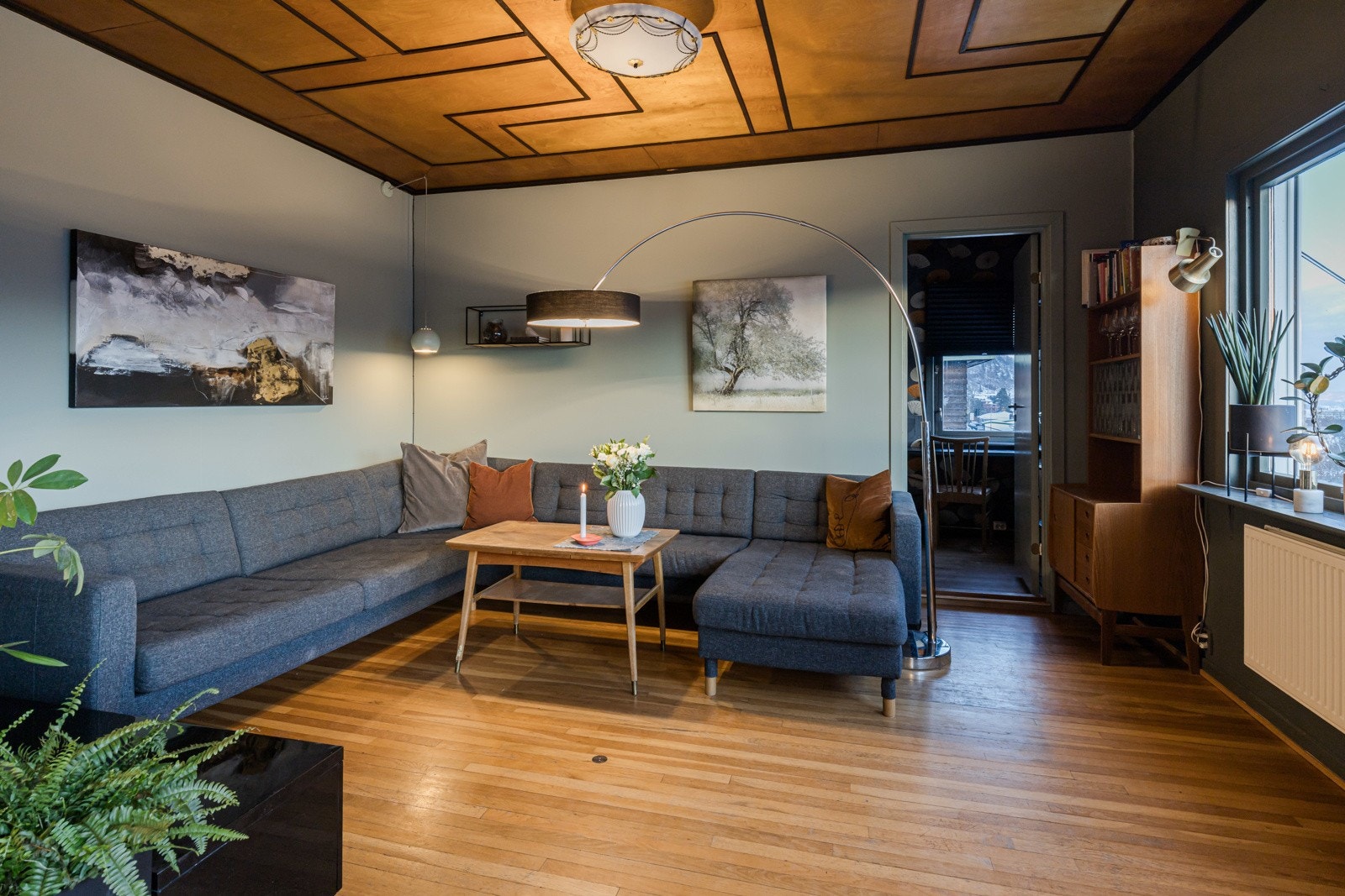 Taket er orginalt og karakteristisk funkisdesign. Galleribilde