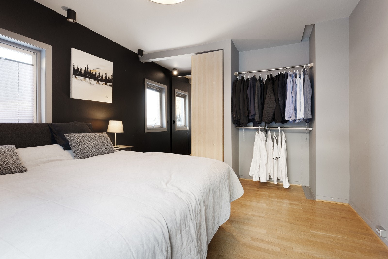 Soverommet medfølger et romslig hjørneskap hvor man kan henge opp klær. Galleribilde