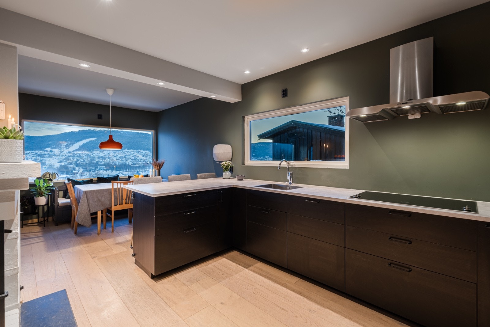 Integrerte hvitevarer på det moderne kjøkkenet. Galleribilde