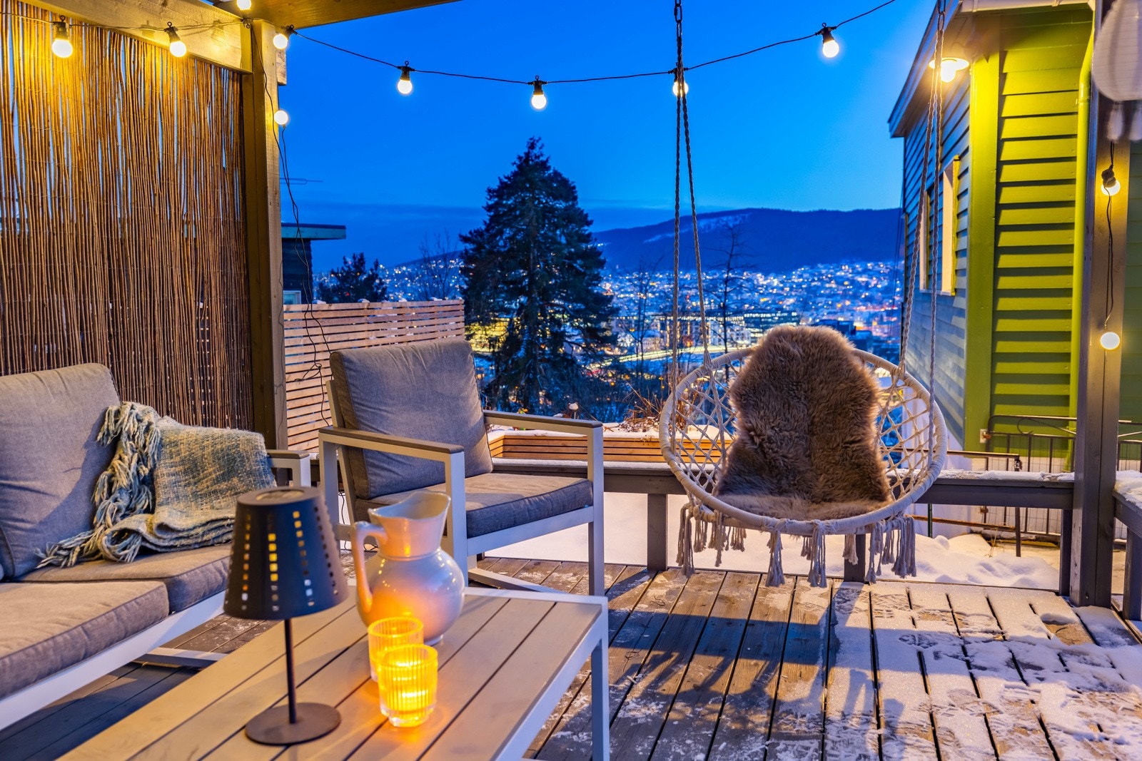 Øverst på tomten har boligen en herlig og noe skjermet terrasse på ca. 20 kvm, med pergola og trapp ned til inngangssiden. Galleribilde