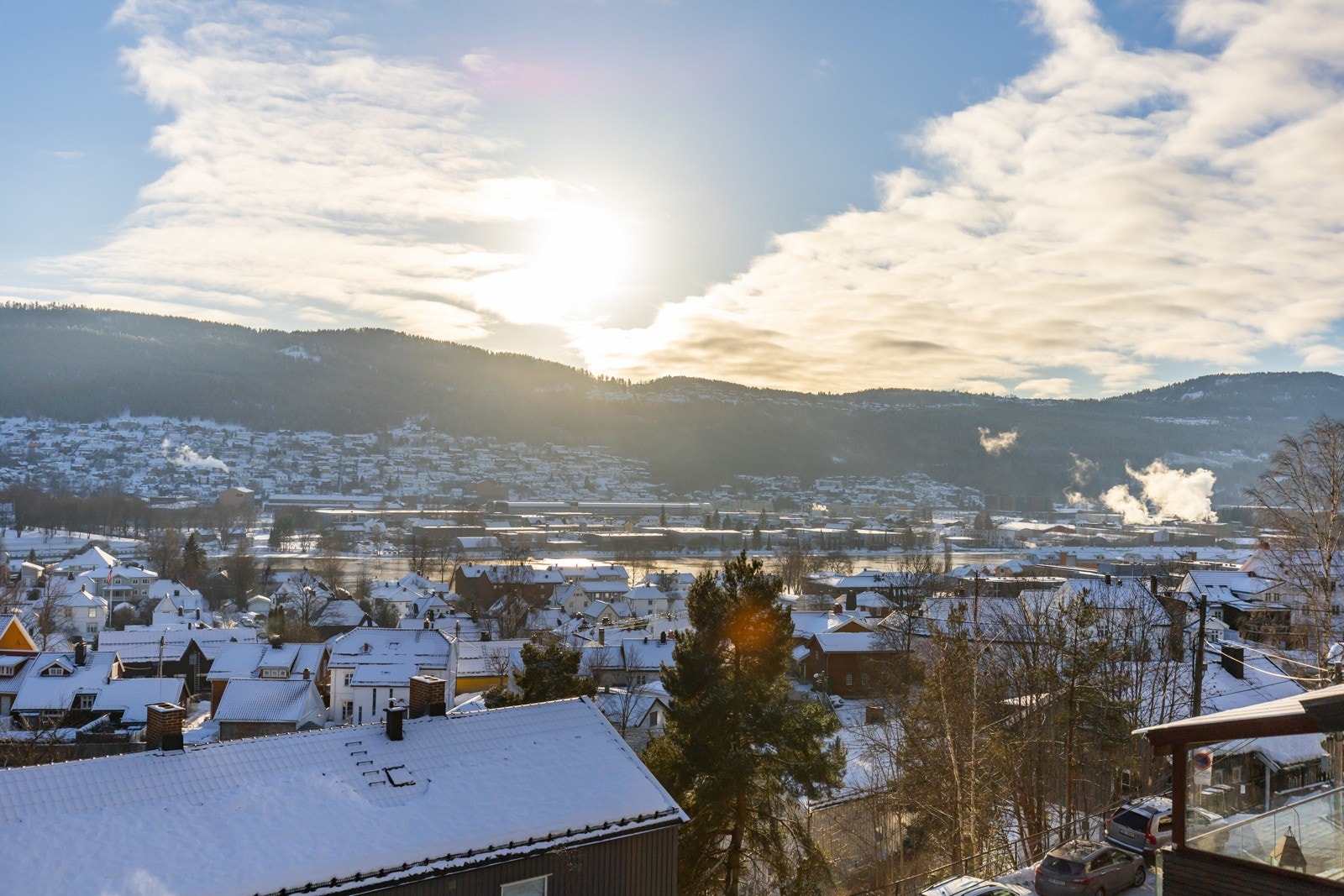 Beliggenheten er sentral og attraktiv, med umiddelbar nærhet til flotte turmuligheter i skog og mark. Galleribilde