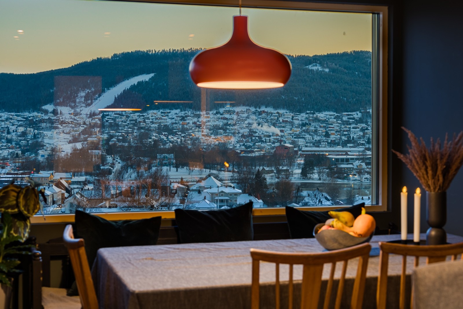 Her er det muligheter for å nyte både måltider og utsikten. Galleribilde