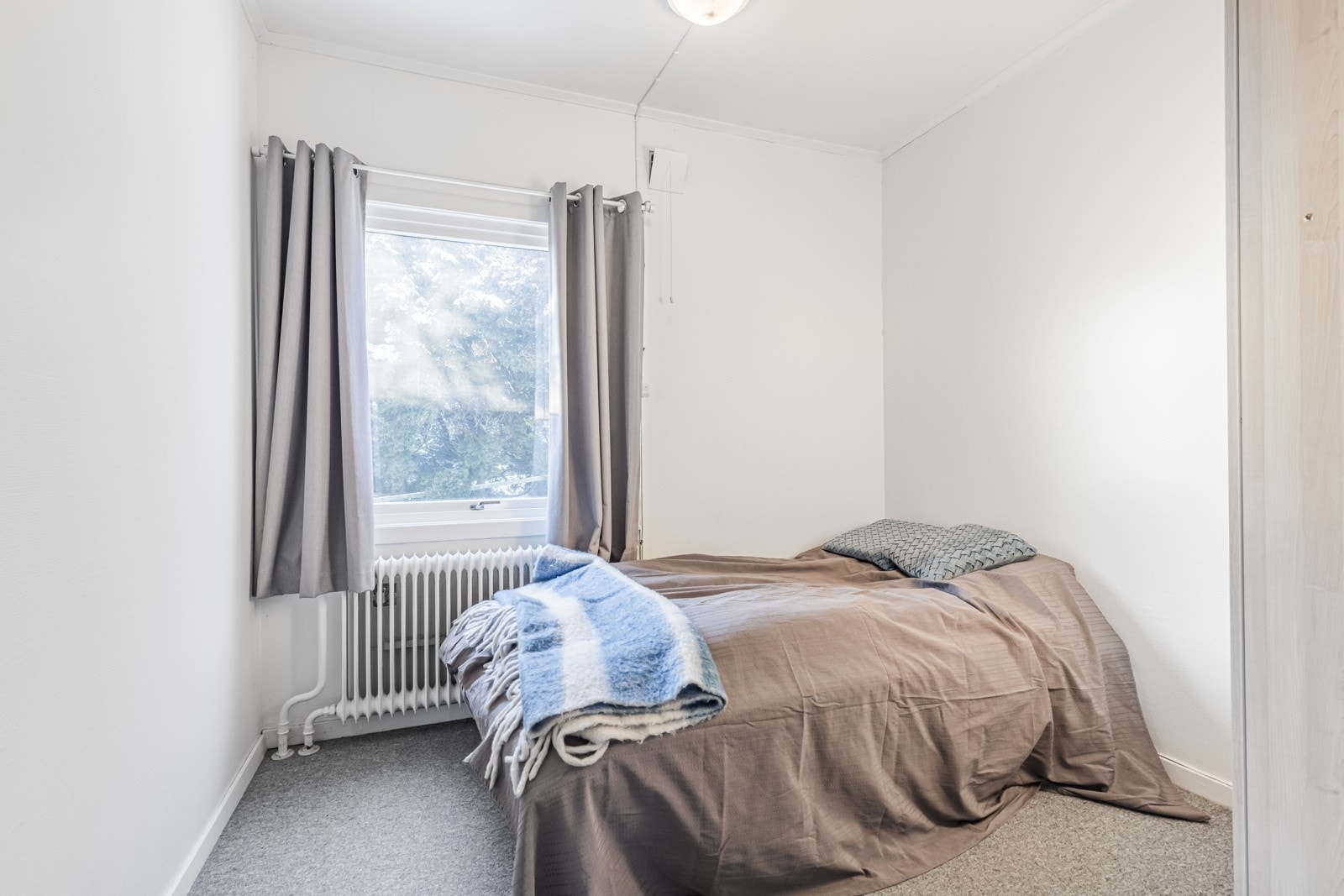 På soverommet står det et garderobeskap. Galleribilde