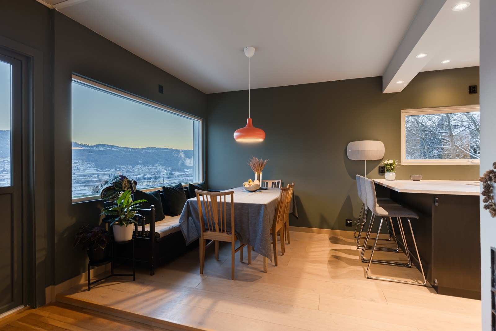 Rommet er naturlig inndelt i ulike brukssoner, og det passer utmerket å innrede med spiseplass utenfor kjøkkenet. Galleribilde