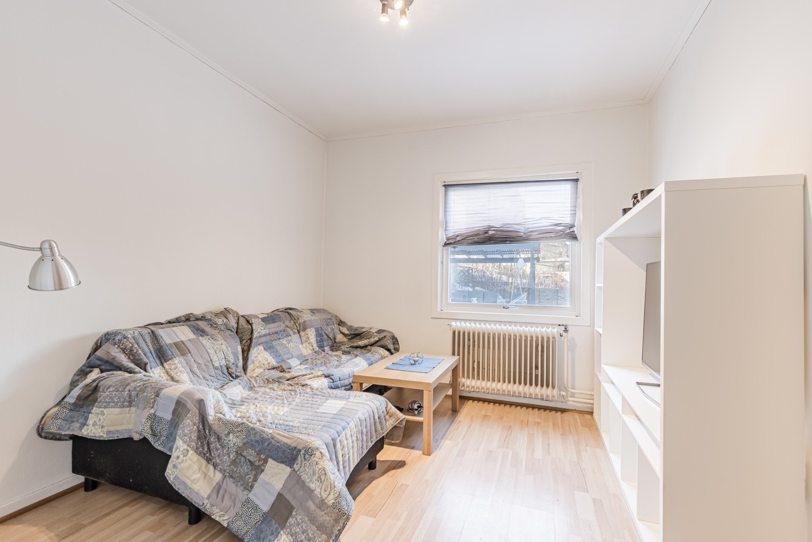 Stuen er innredet med laminatgulv og hvitmalte vegger, og de nøytrale fargevalgene gjør det enkelt å sette sitt eget preg på interiøret Galleribilde