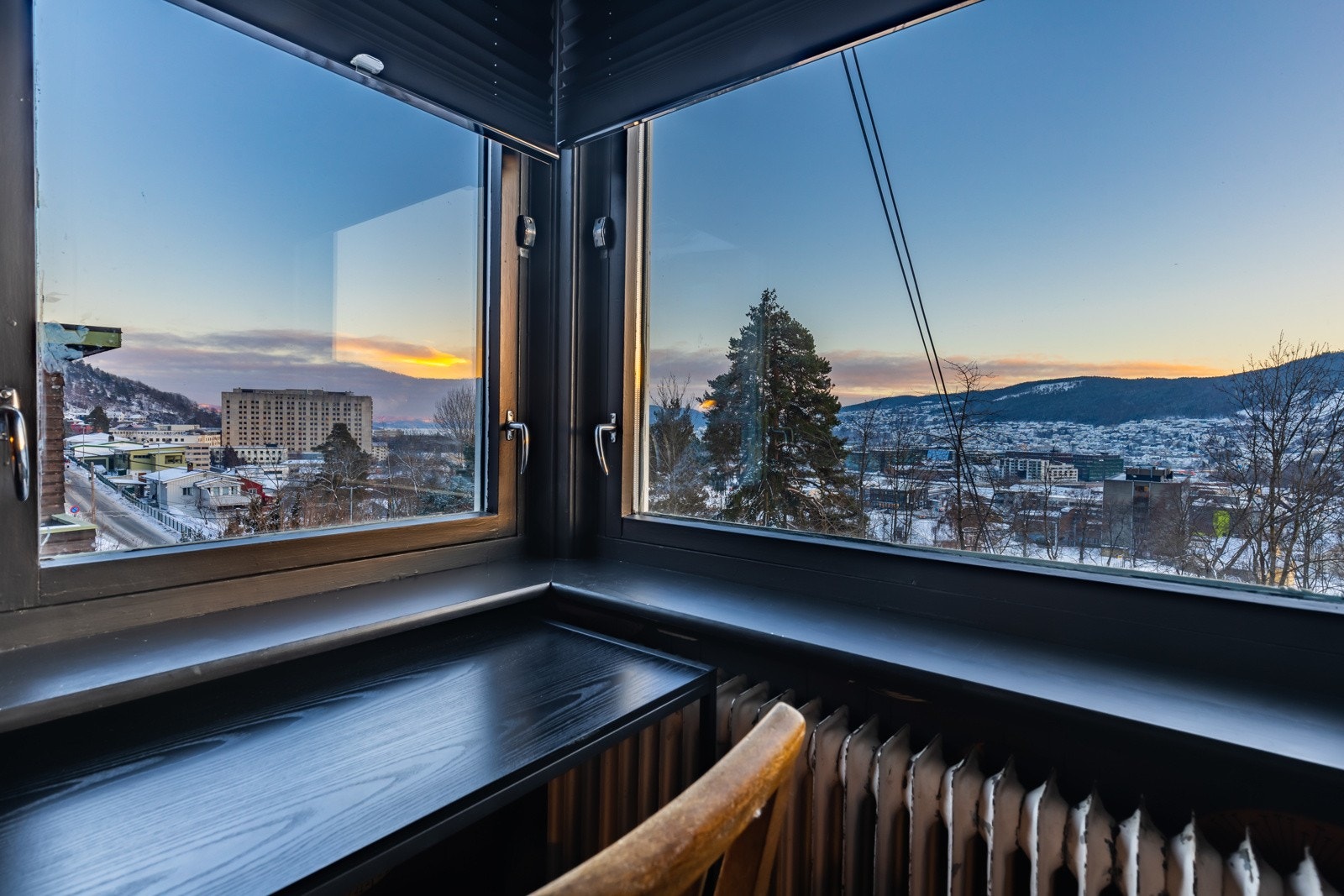 Her er det gode muligheter for hjemmekontor, med nydelig utsikt i bakgrunn. Galleribilde