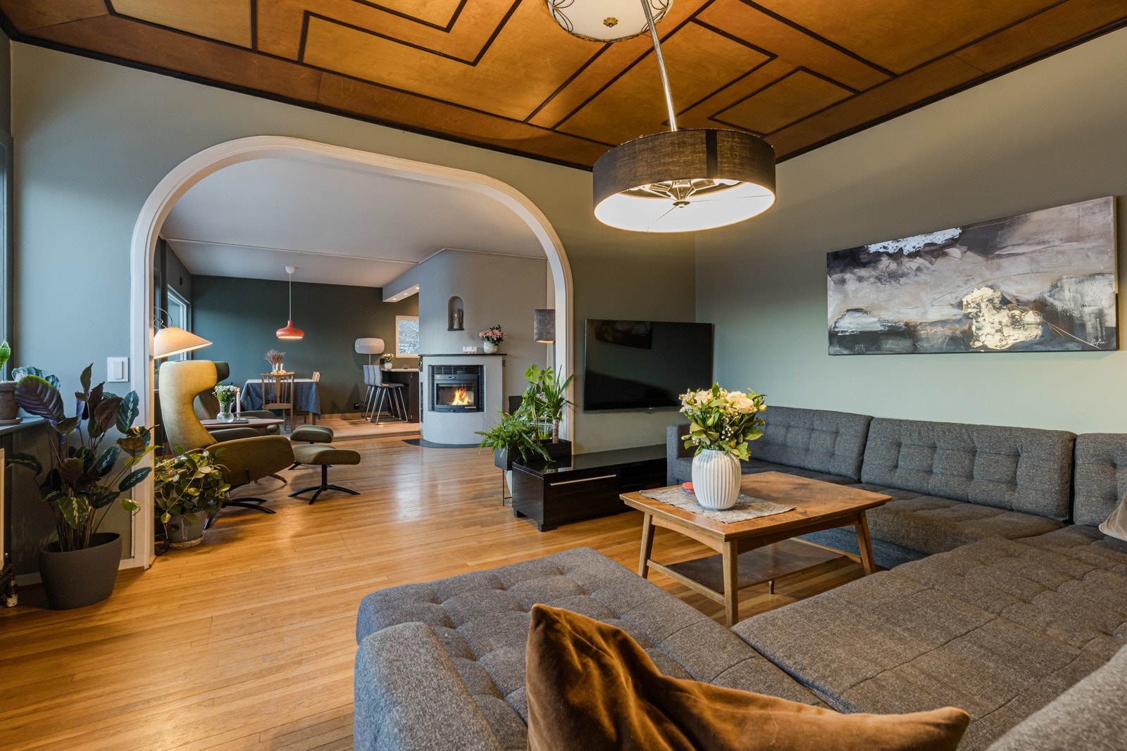 Her kan man sette seg godt til rette i sofakroken og skue utover byen. Galleribilde