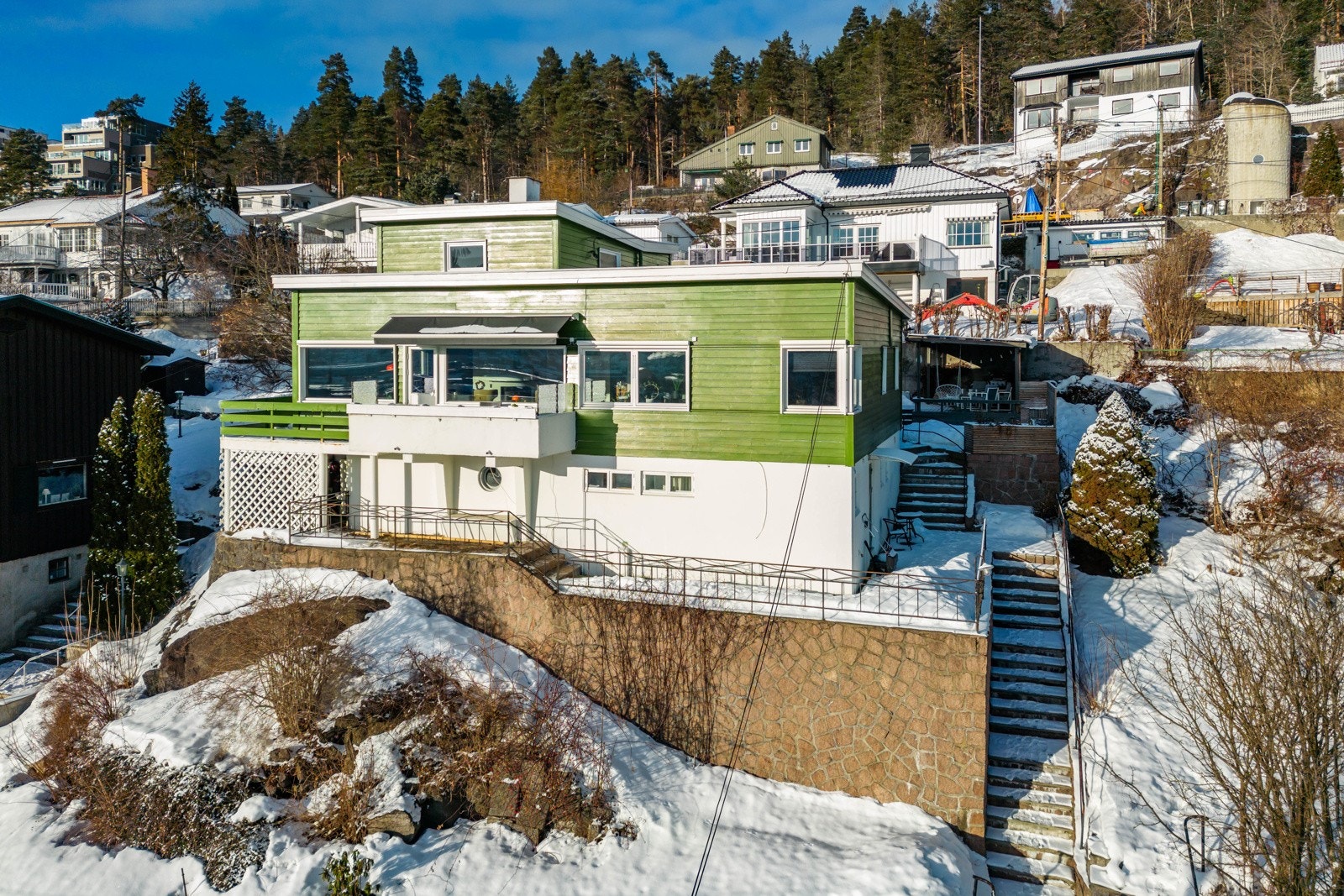 Privatmegleren ved Magnus Fevang Landgraff har gleden av å presentere denne hele tomannsboligen over tre plan, med to enheter og meget sentral beliggenhet. Galleribilde