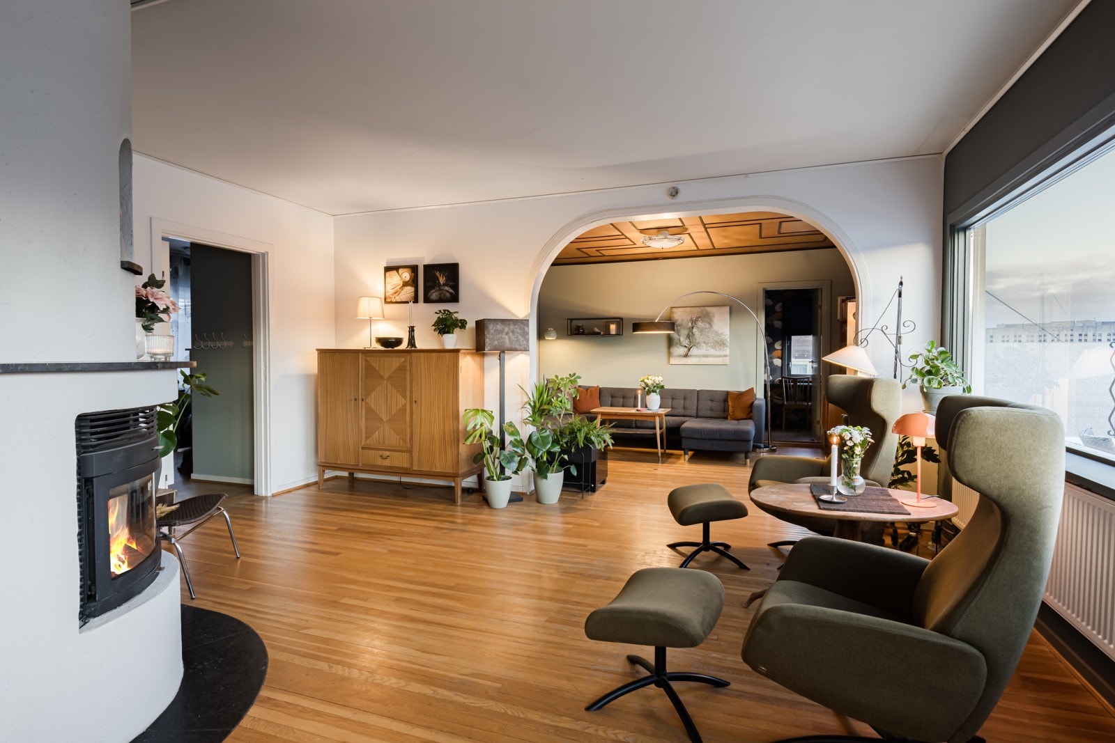 Begge stuene er innredet med parkettgulv, mens veggene er malt i hvitt, duse grånyanser og en mørk grønnfarge. Galleribilde