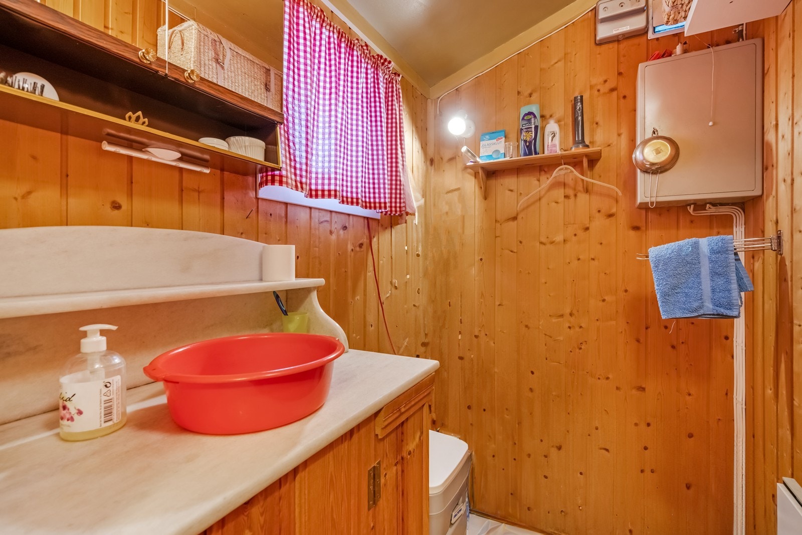 Baderom/toalett med stellebenk og potti potti toalett. Galleribilde