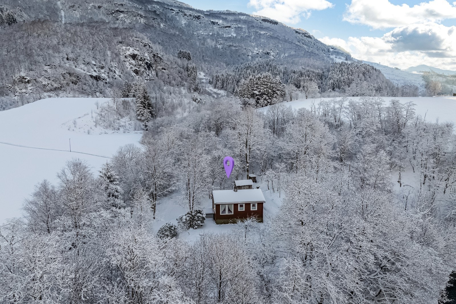 Eiendommen ligger pent til Etne-elva og dette gir umiddelbar tilgang til elva. Galleribilde