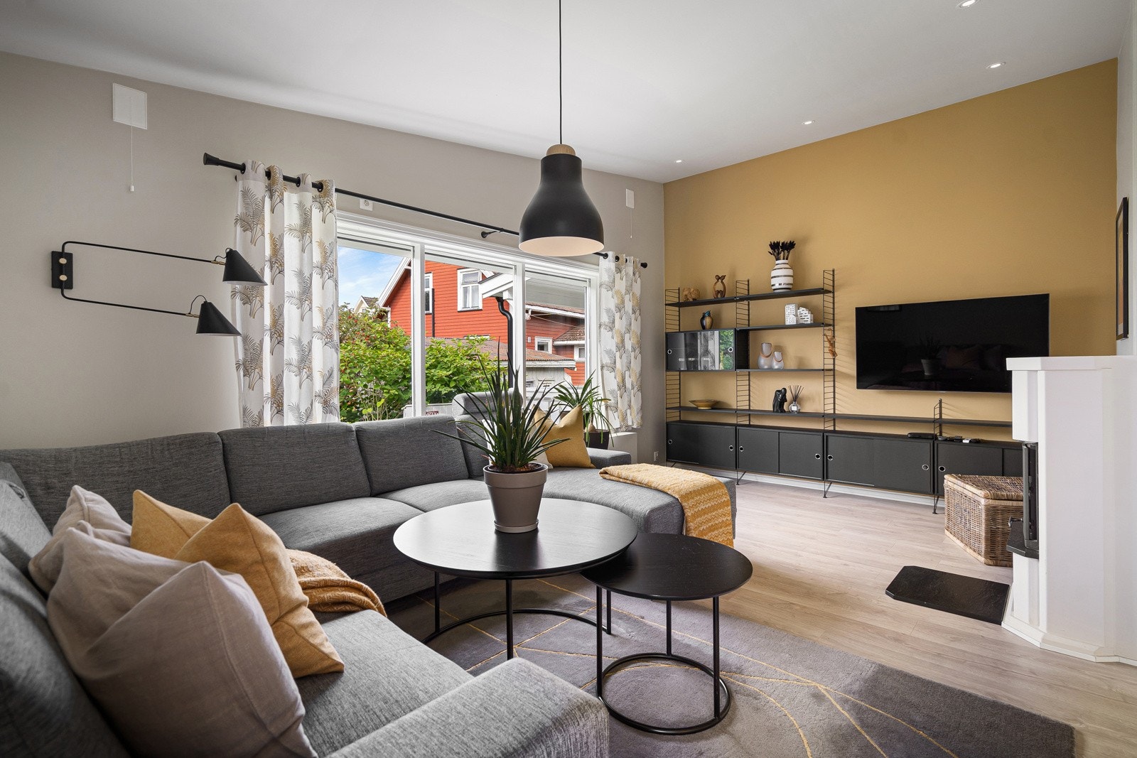 I stuen er det god plass til sofaløsning med tilhørende møblement Galleribilde