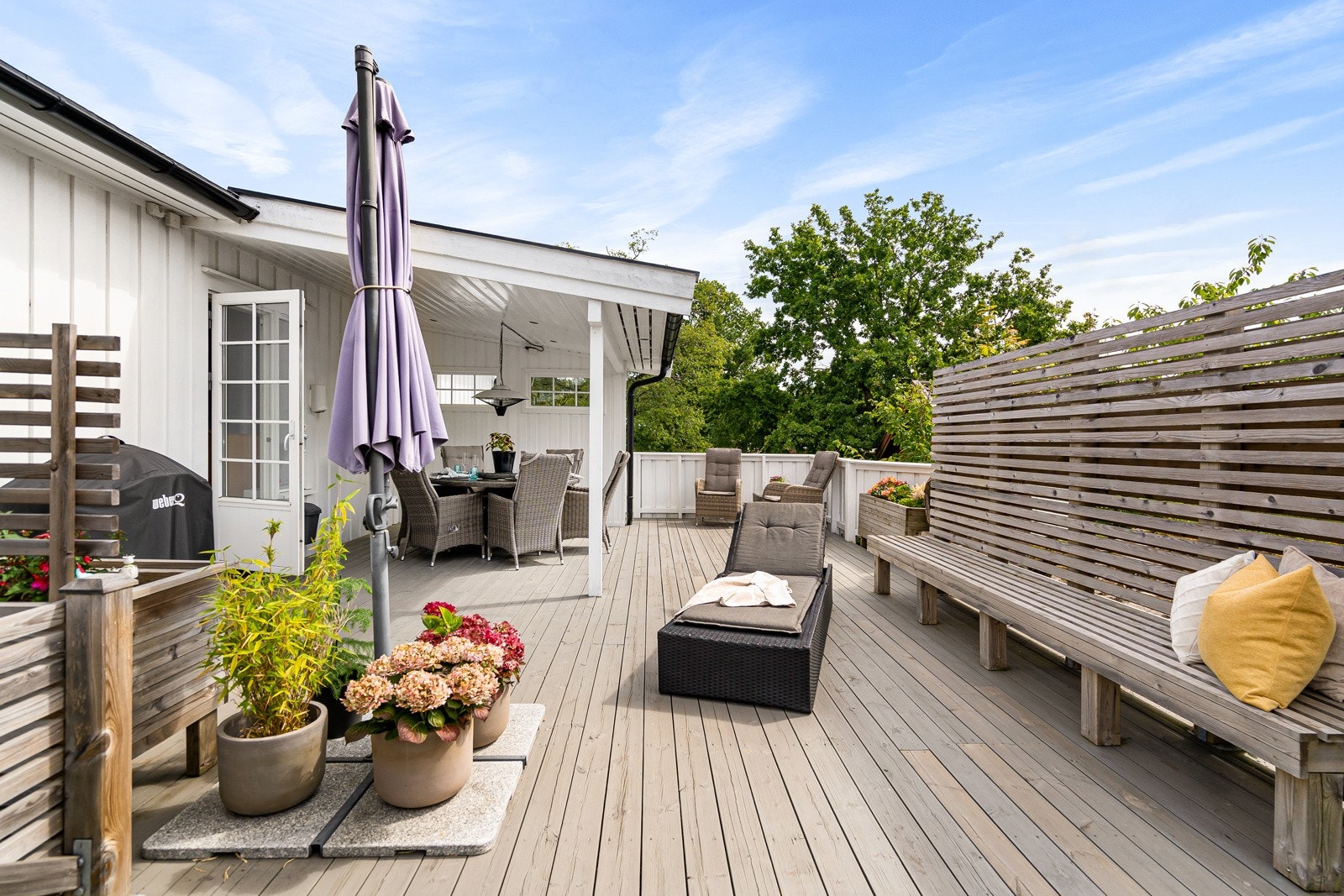 Fra stuen er det stor og solrik terrasse Galleribilde