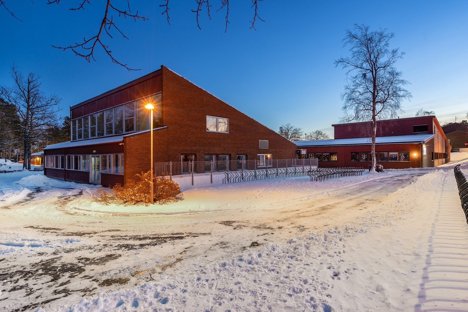 Eik skole ligger vis a vis eiendommen og har et stort og flott uteområde Galleribilde