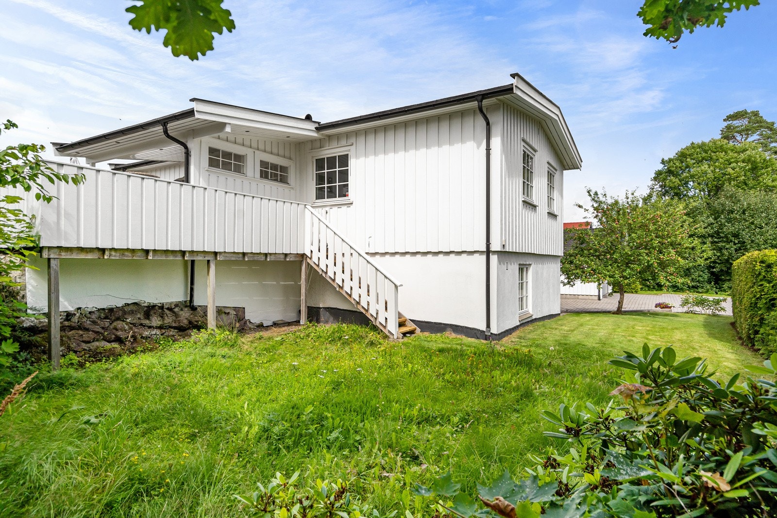 Hyggelig hage foran og bak huset! Galleribilde