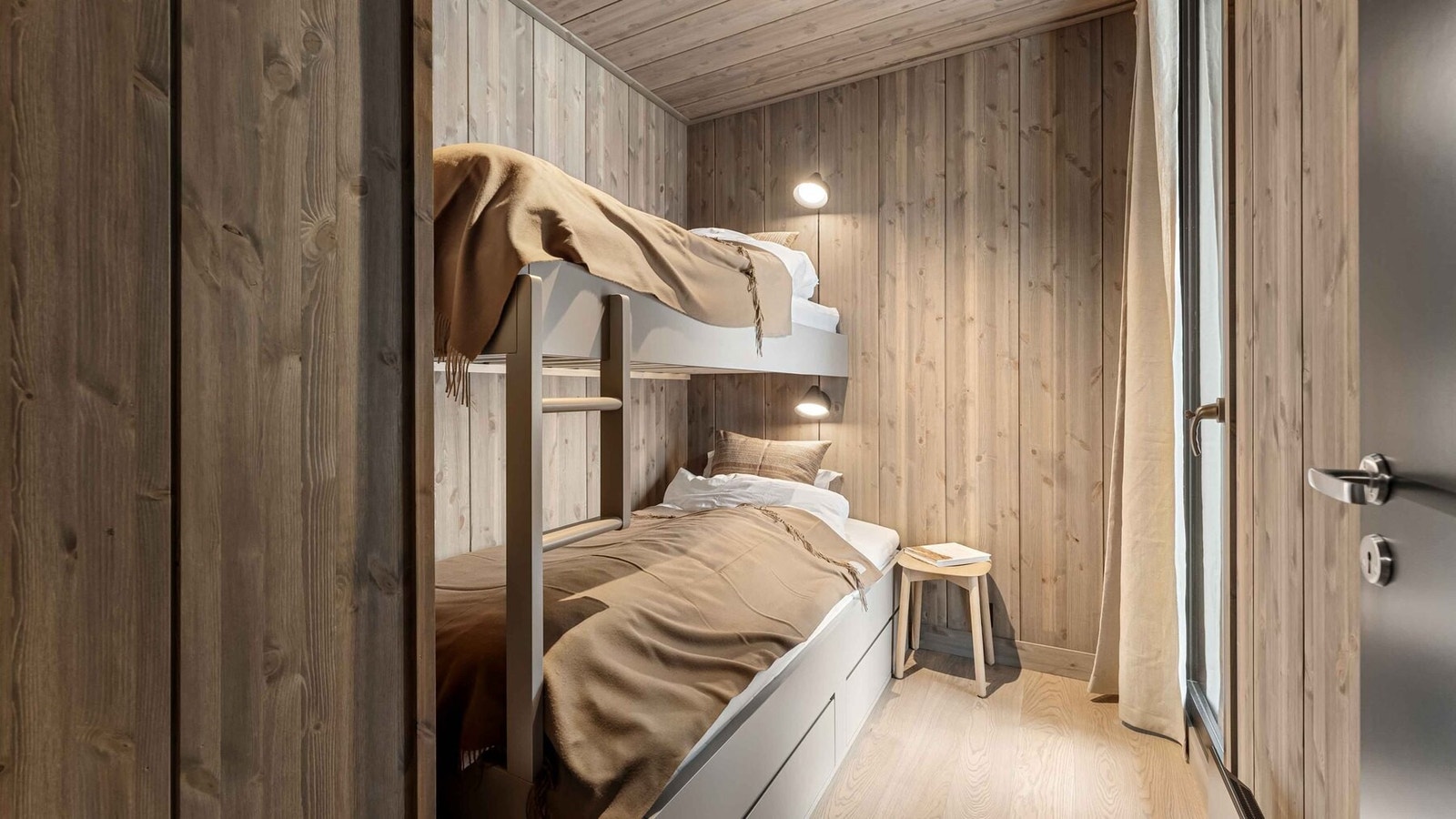 Soverom 2, her innredet med familiekøye.
Foto fra leilighet i et tilsvarende prosjekt. Galleribilde