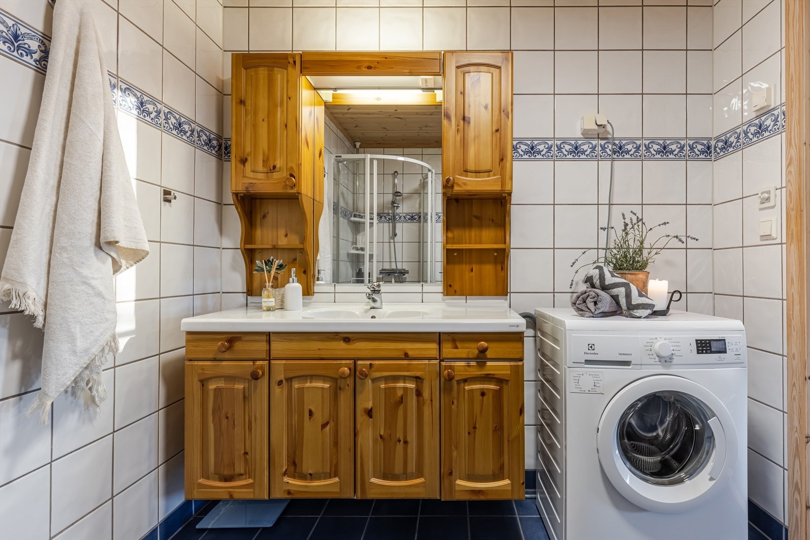 Baderom nr 1 med opplegg for vaskemaskin. Galleribilde