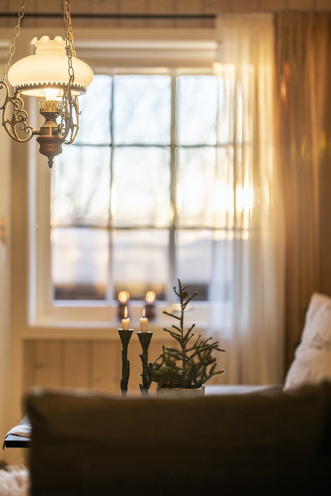 Leiligheten har gode lysforhold inn i oppholdsrommet. Kveldssolen kan nytes på den store verandaen. Galleribilde