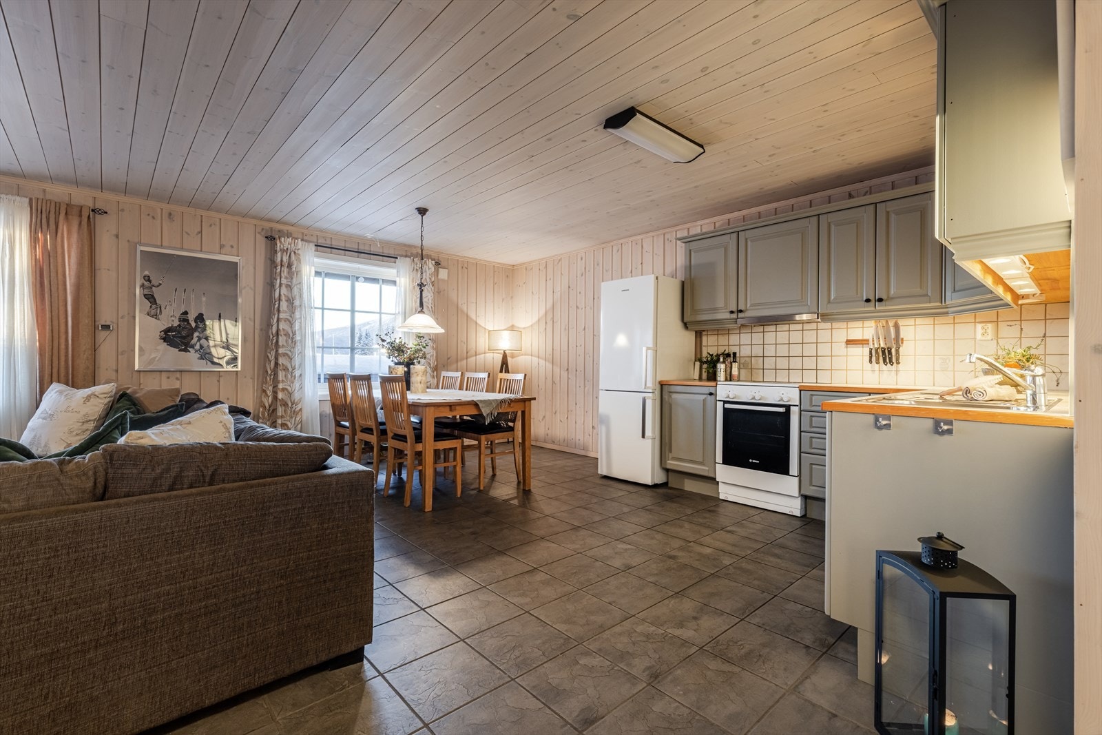 Kjøkken med god plass til stor spisegruppe. Galleribilde