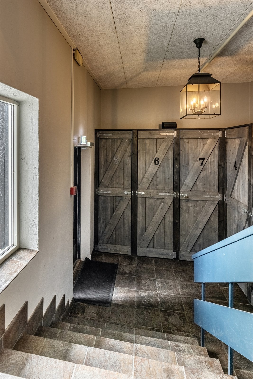 Leiligheten har en sportsbod og ski-/sykkelskap ved hovedinngang. Galleribilde