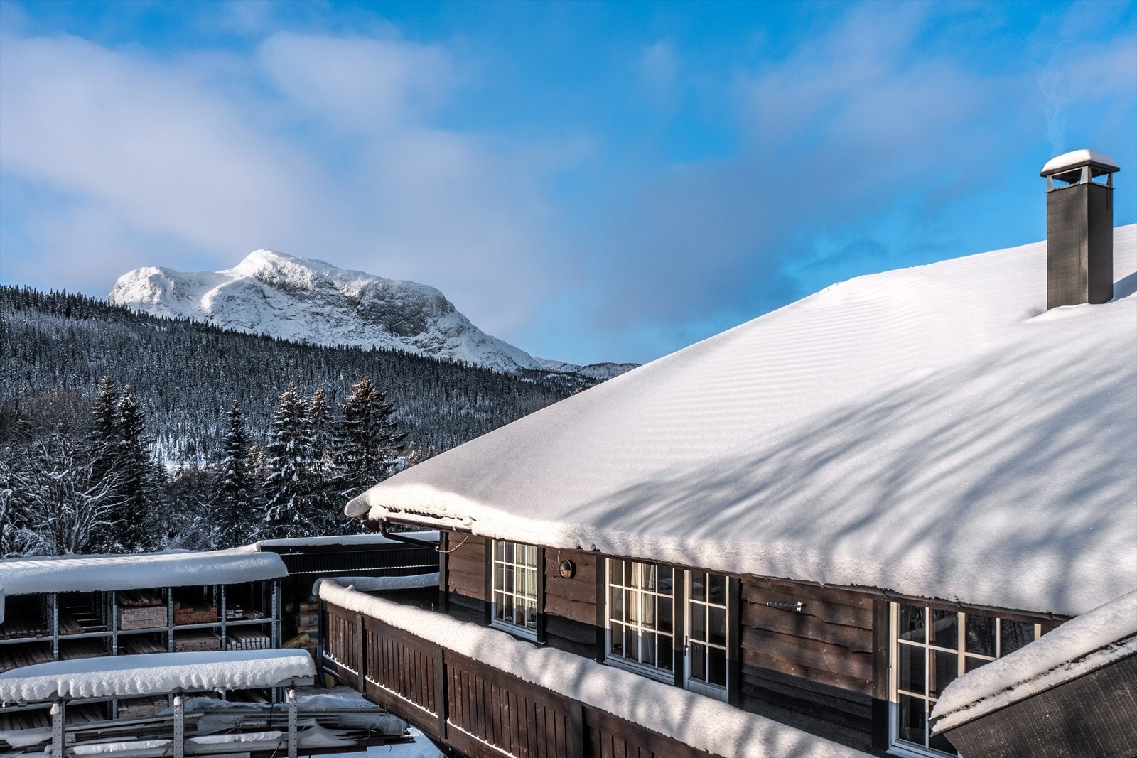 Leiligheten har stor terrasse mot øst og syd-vest. Galleribilde