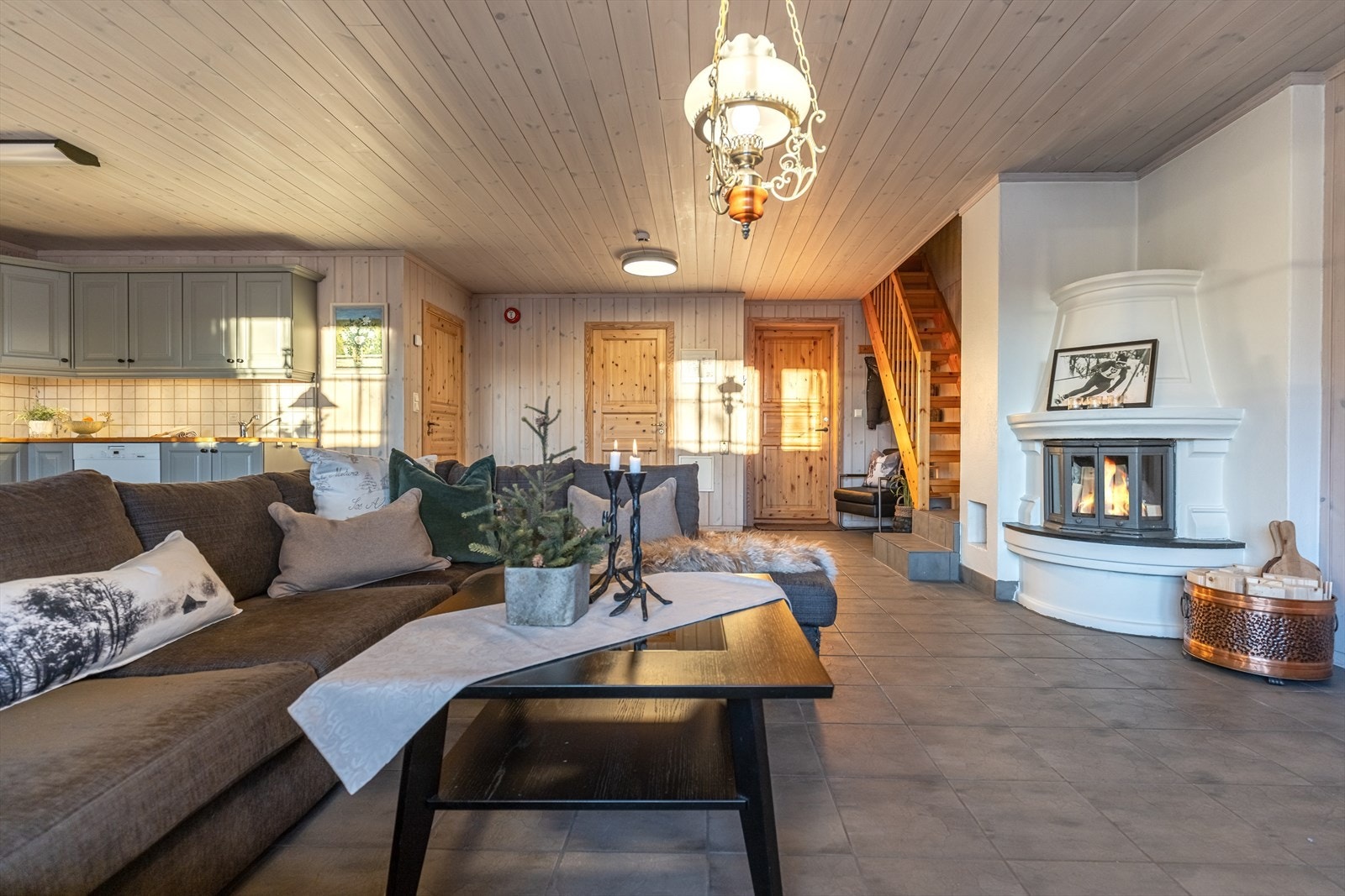 Meget innholdsrik toppleilighet over to plan. Stort oppholdsrom med peis sentralt plassert. Galleribilde