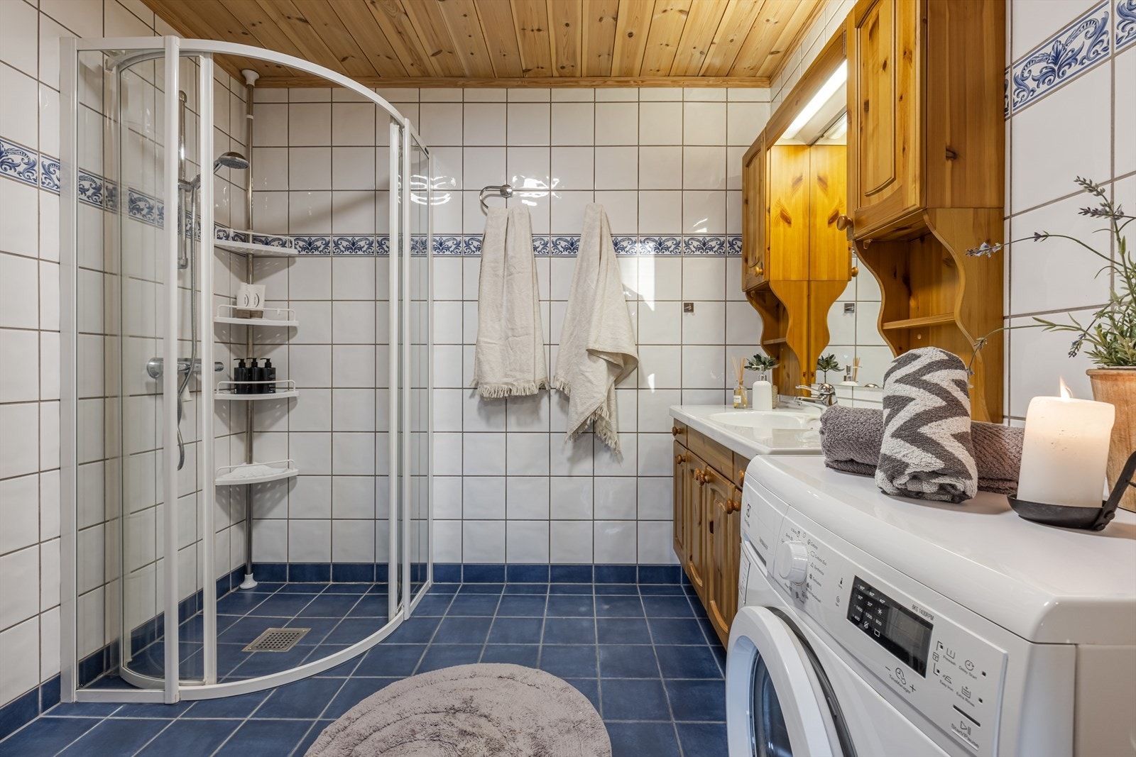 Baderom nr 1 med opplegg for vaskemaskin. Galleribilde