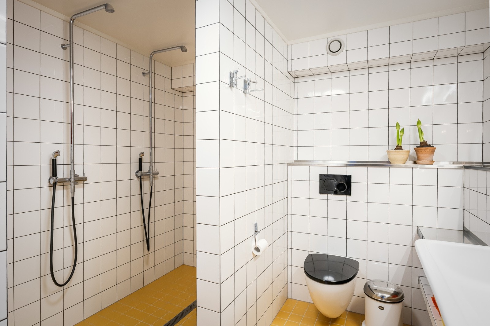 Romslig bad med dusjnisje med to dusjer Galleribilde