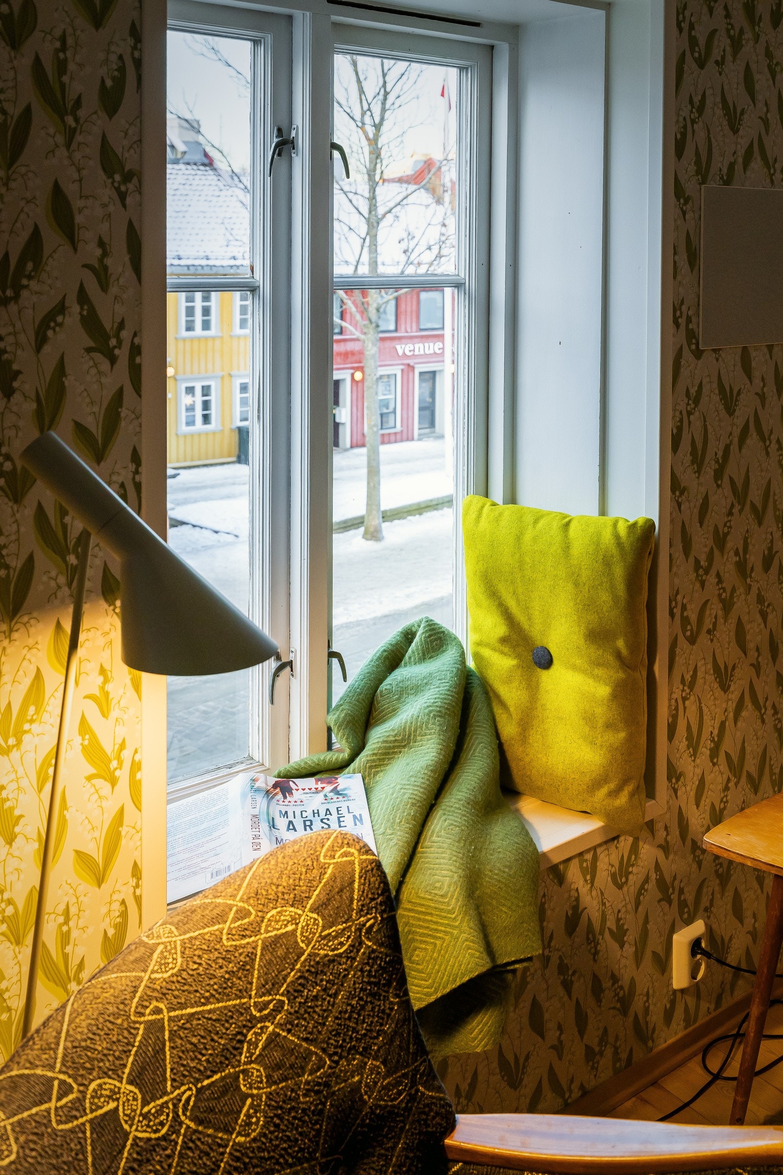 Brede vinduskarmer i stuen, ypperlig å sitte i Galleribilde