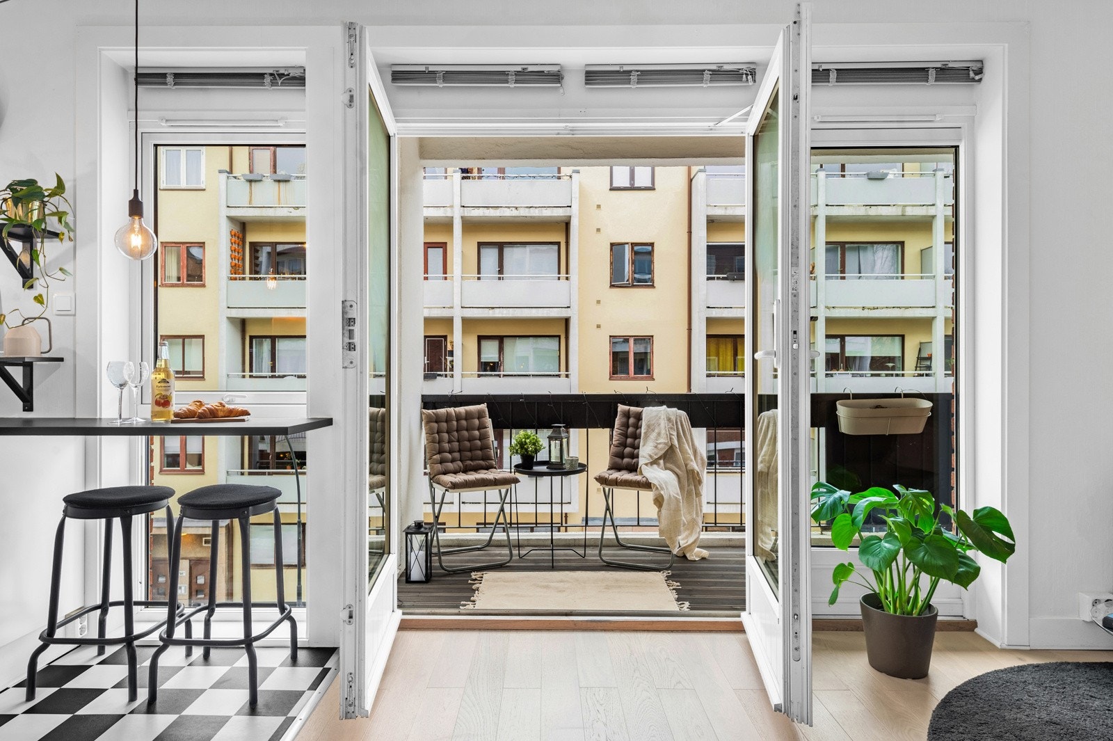 Store vindusflater sørger for et åpent hjem hvor dagslyset får boltre seg like mye innvendig som utvendig. Galleribilde