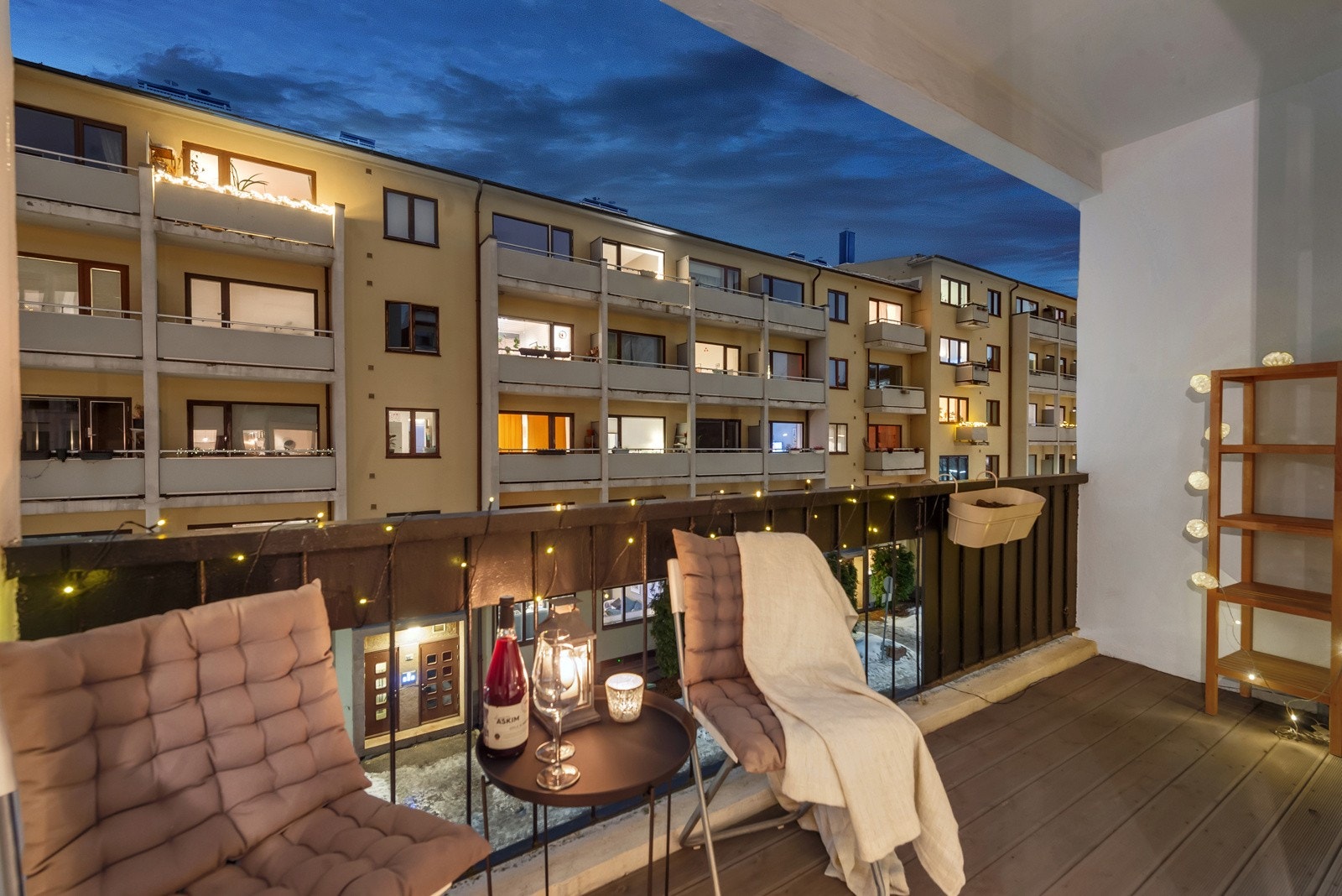 Balkongen er overbygget, og kan derfor også nytes utover sensommeren og høsten. Galleribilde