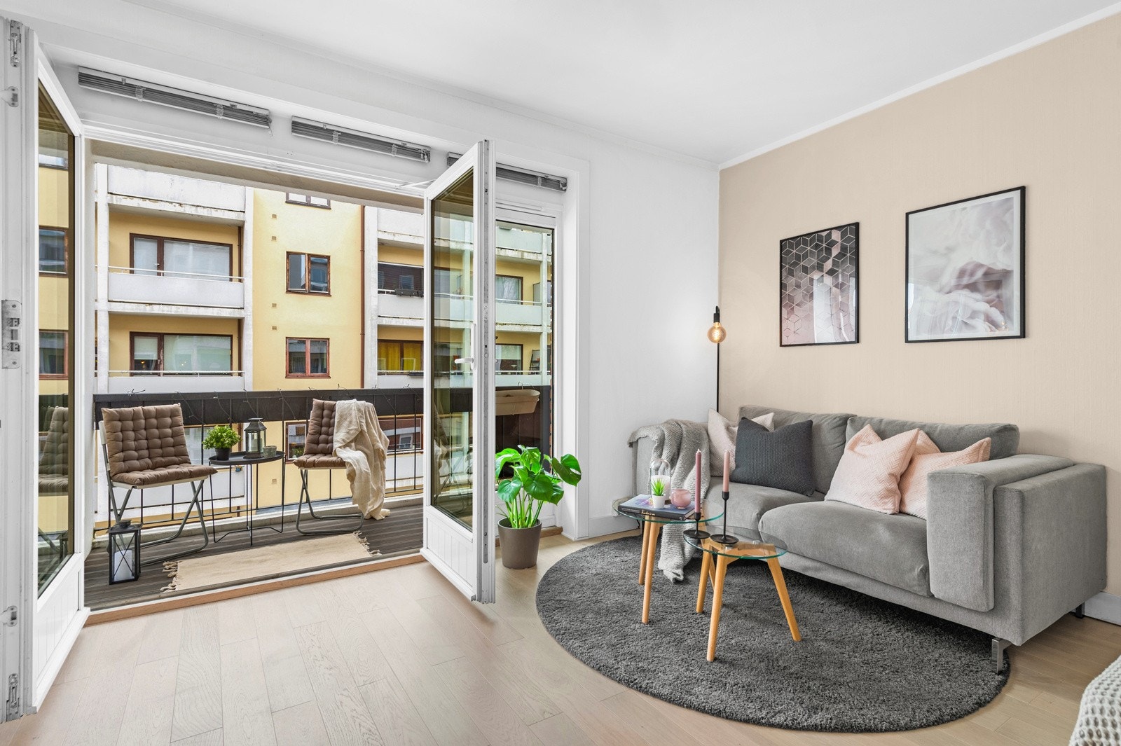 Gulvet er lagt med en flott parkett fra 2018. Galleribilde