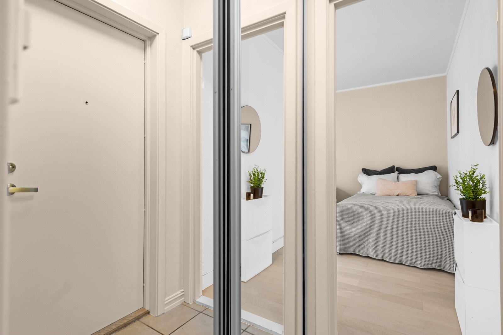 Entréen byr på plass til oppheng i skyvedørsskap. Galleribilde