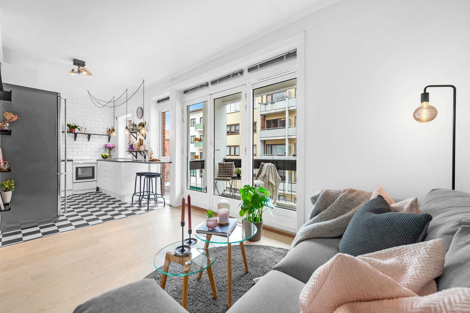 Dette er et sosial rom med naturlig adskilte soner. Galleribilde