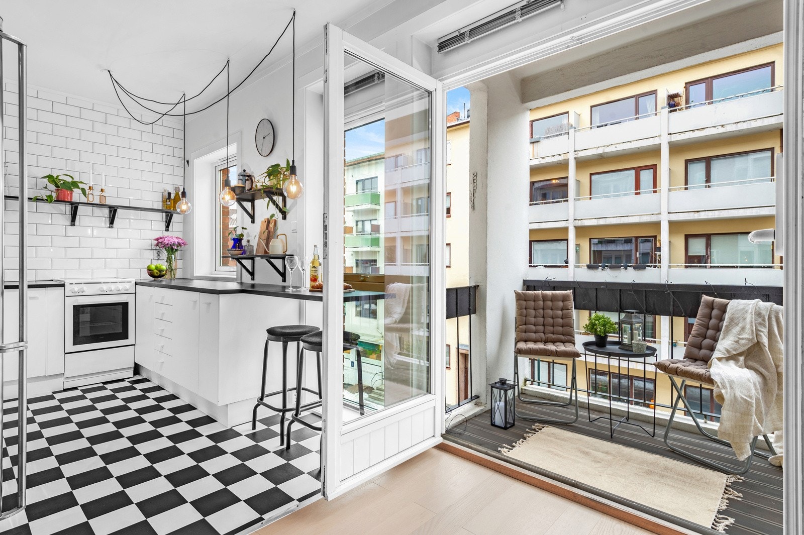 De doble balkongdørene gir en herlig følelse av åpenhet. På de fineste sommerdagene blir balkongen en forlengelse av stuen. Galleribilde