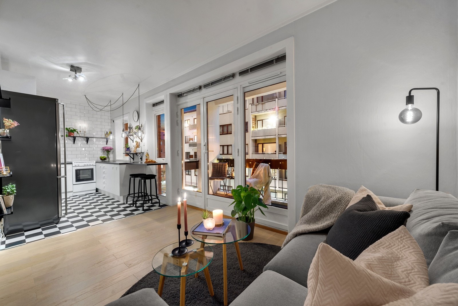 Hyggelig kveldsstemning i leiligheten. Galleribilde