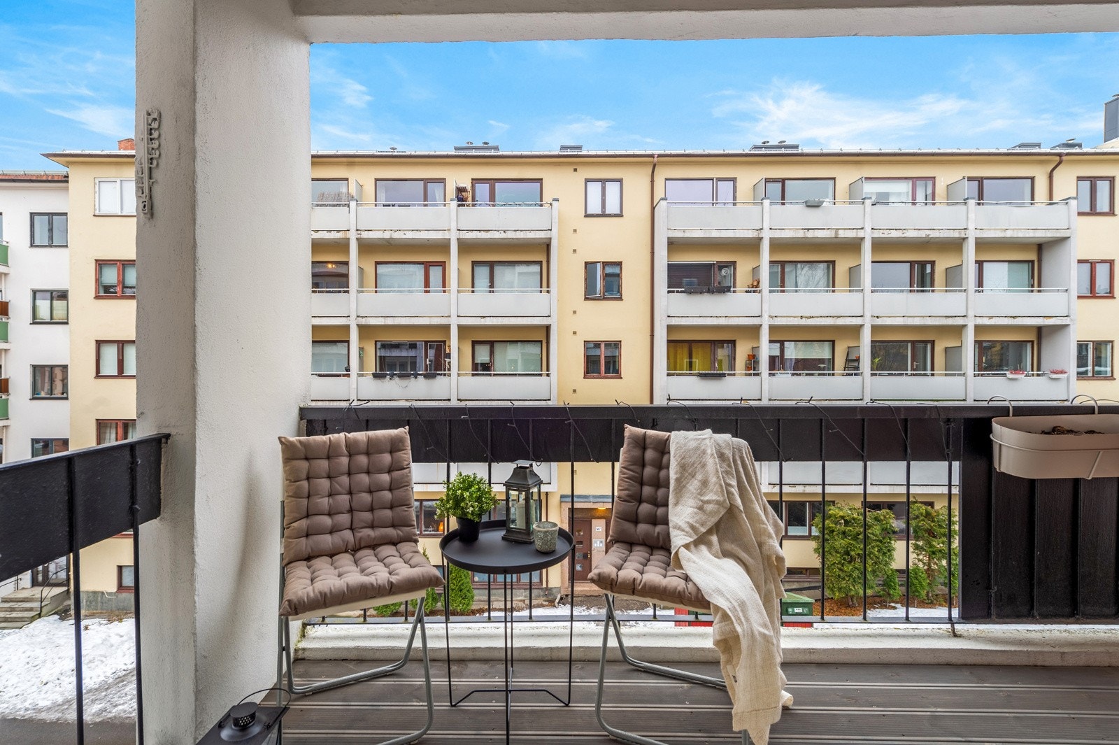 Det ble lagt nye terrassebord på balkongen i 2018. Galleribilde