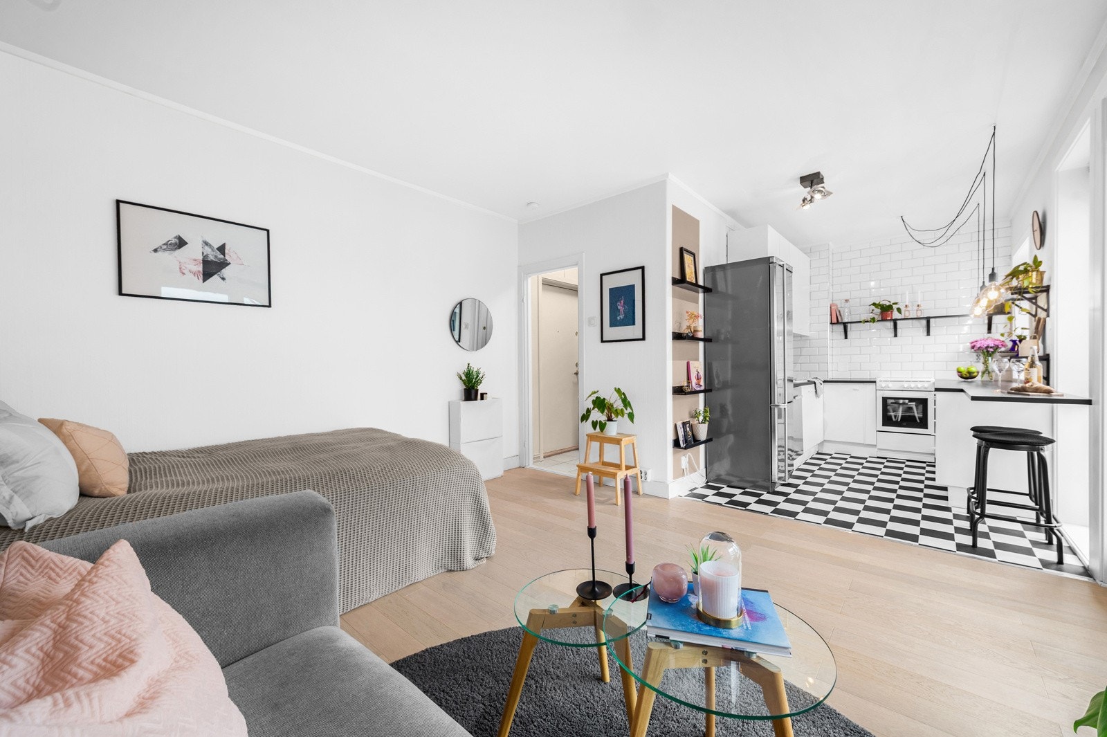 Leiligheten har en fin intern beliggenhet i byggets 3. etasje. Galleribilde