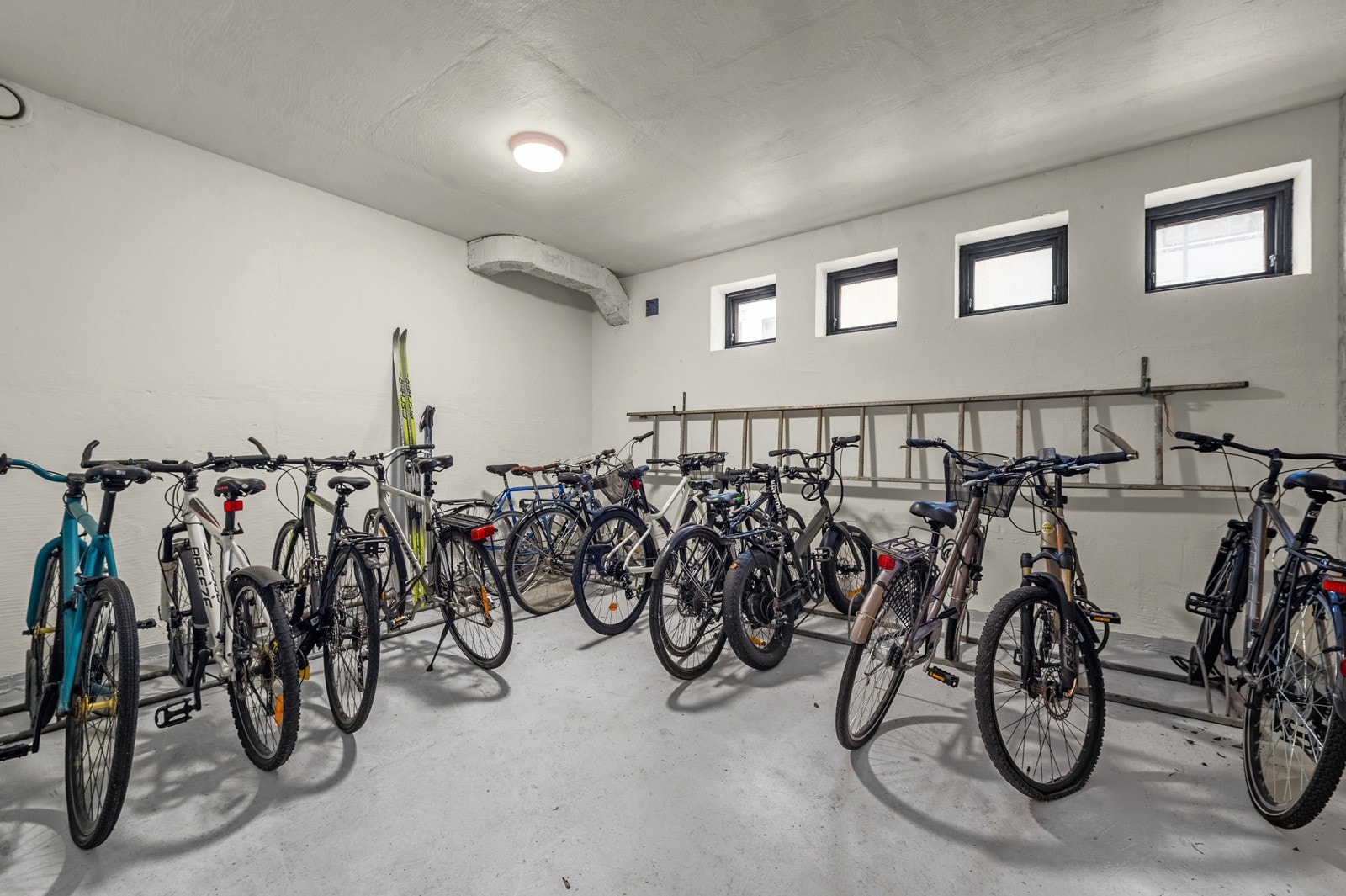 Felles innendørs sykkelparkering. Galleribilde