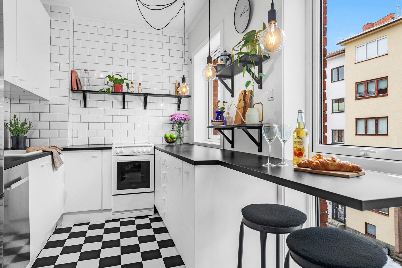 Kjøkkenet har godt med skapplass og det er satt opp en hyggelig spiseplass på enden av benkeplaten. Galleribilde