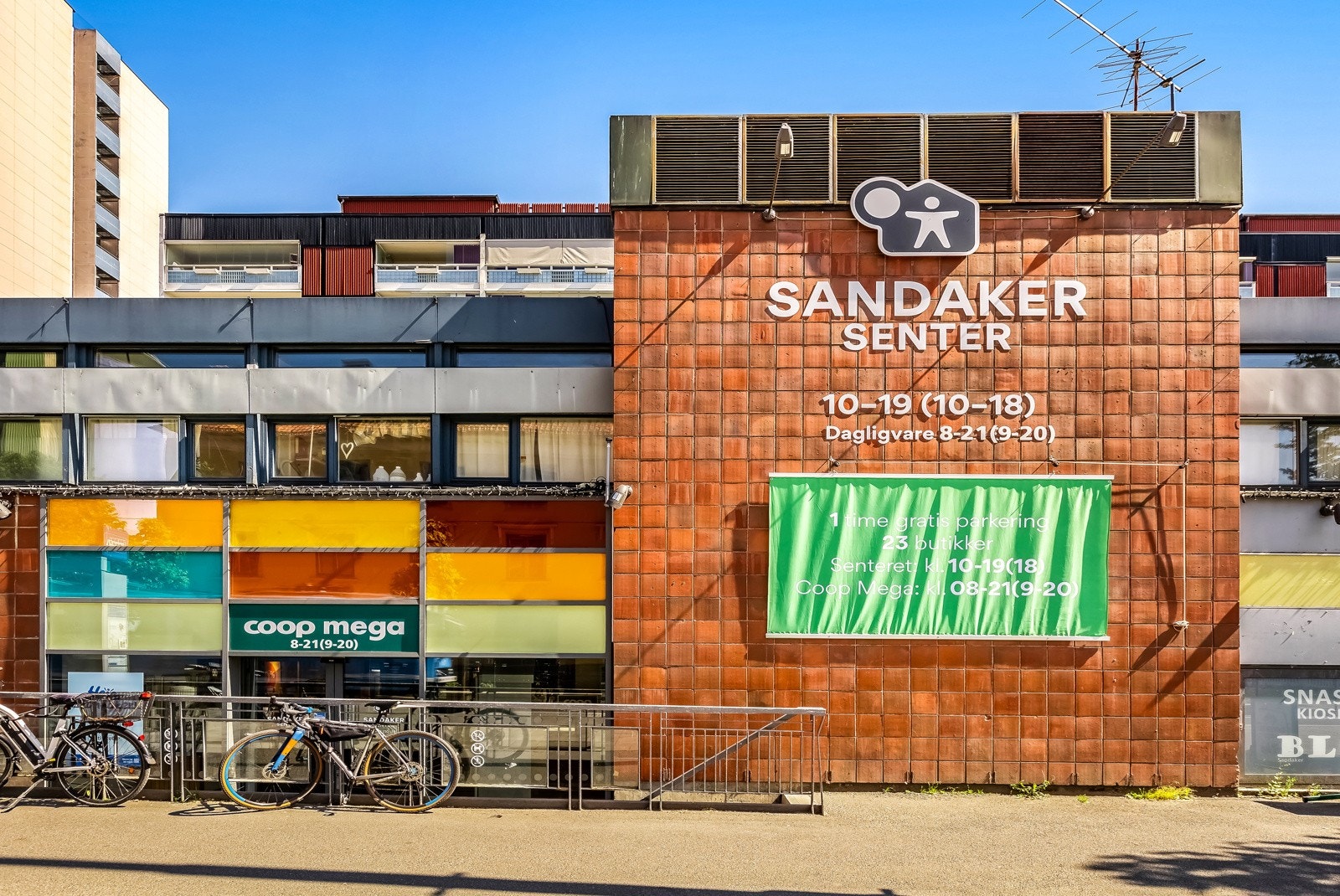 Sandaker senter ligger også i området. Her finner du blant annet Vinmonopol, apotek, blomsterbutikk, Coop Mega og mer. Galleribilde