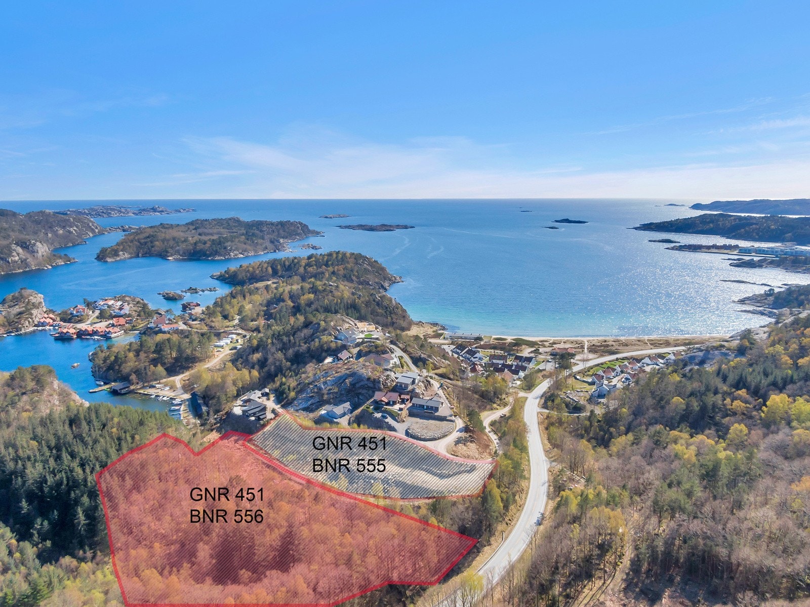 Oversiktsbilde av området. Begge tomtene som selges er markert i bildet med omtrentlige grenser. Galleribilde