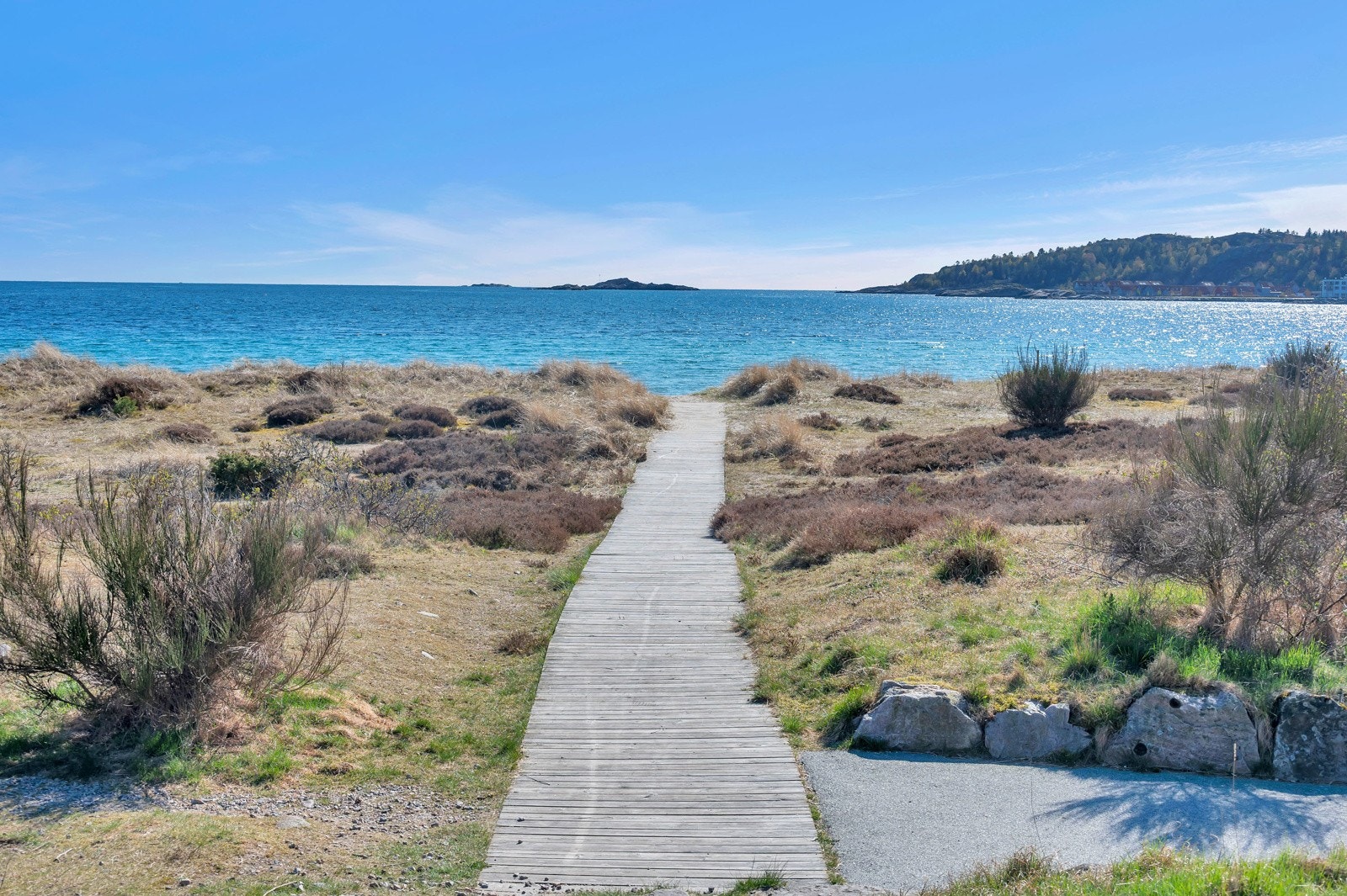 Fra hyttetomtene er det kort gåavstand til strandliv og bademuligheter. Galleribilde
