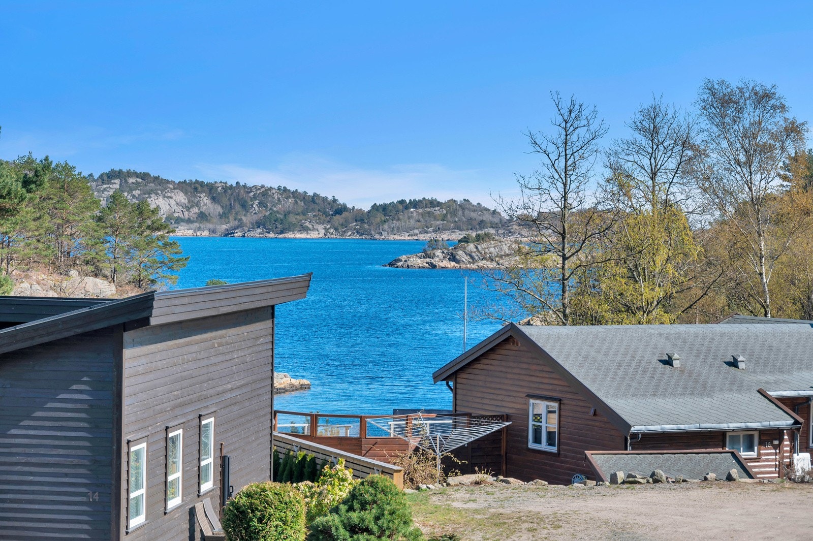 Nydelig sjøutsikt! Bildet er tatt fra veien ovenfor tomtene. Galleribilde
