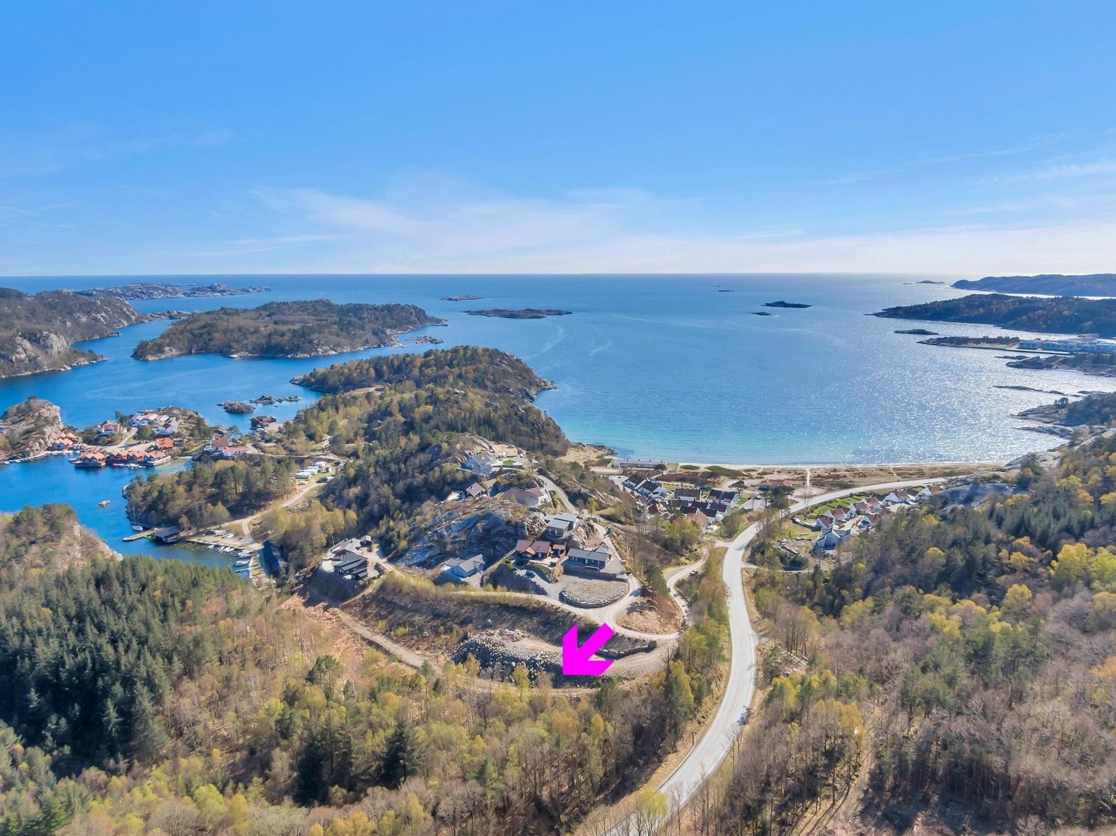 Bilde over tomteområdet som viser påbegynt vei til feltet. Galleribilde