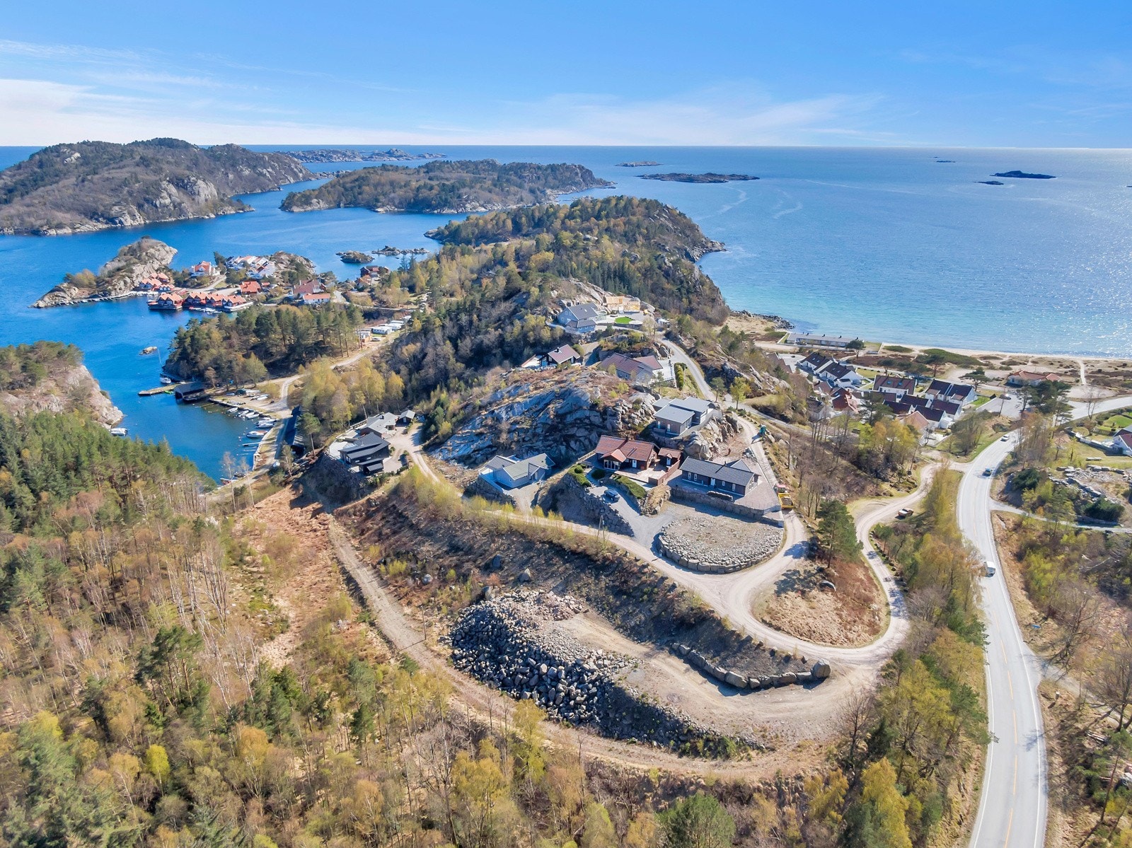 Hyttetomtene ligger idyllisk til i vakker natur med sjøutsikt ved Njervesanden. Galleribilde