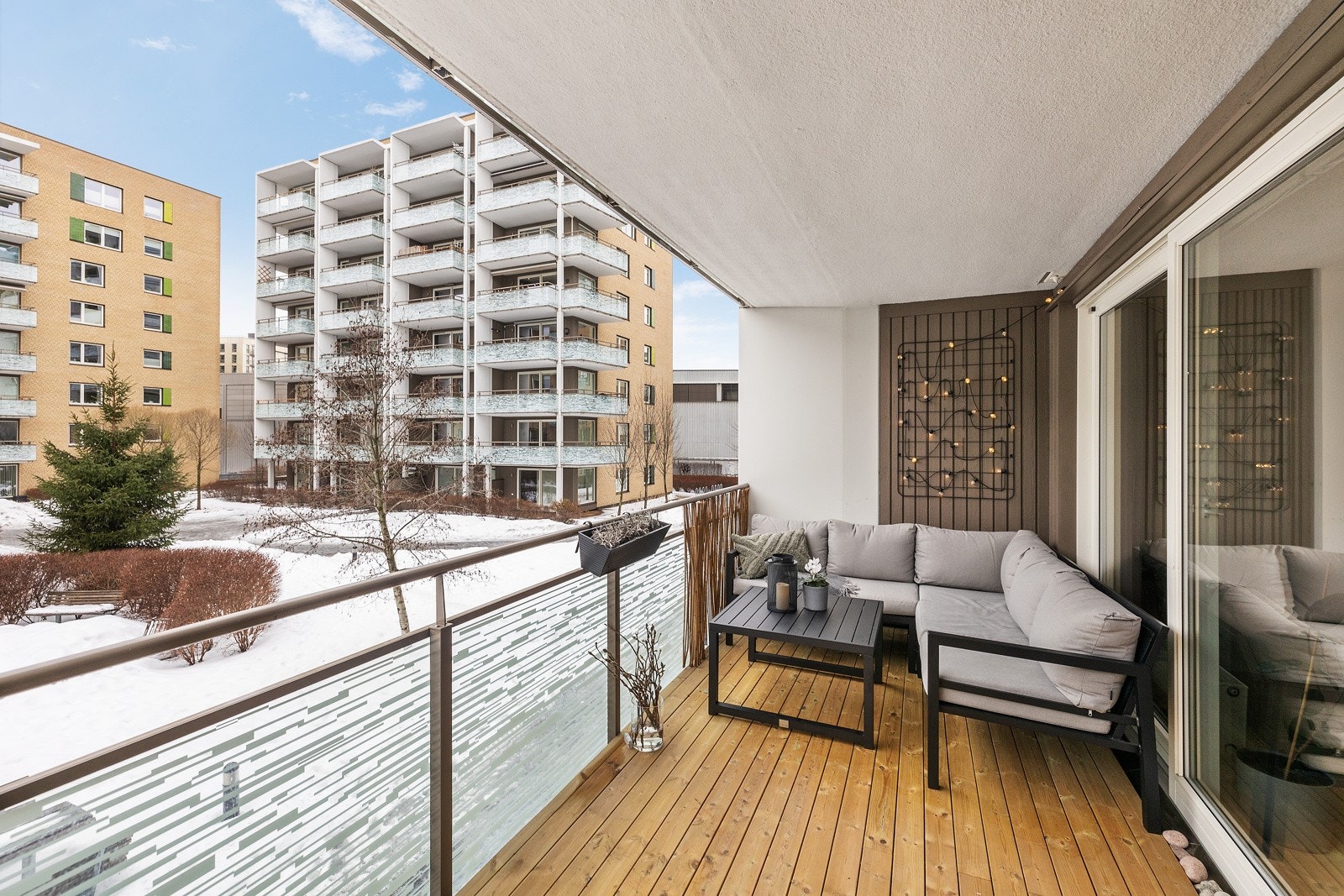 Balkongen er overbygget, har terrassebord på gulv og god plass til sittegrupper etter eget ønske og behov. Galleribilde