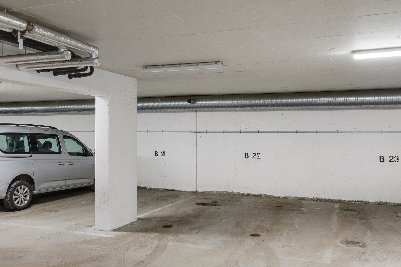 Det medfølger garasjeplass i kjelleren med heisadkomst. Opplegg for EL-bil lader. Garasjeplassen er en ekstra stor da dette er en HC-plass Galleribilde